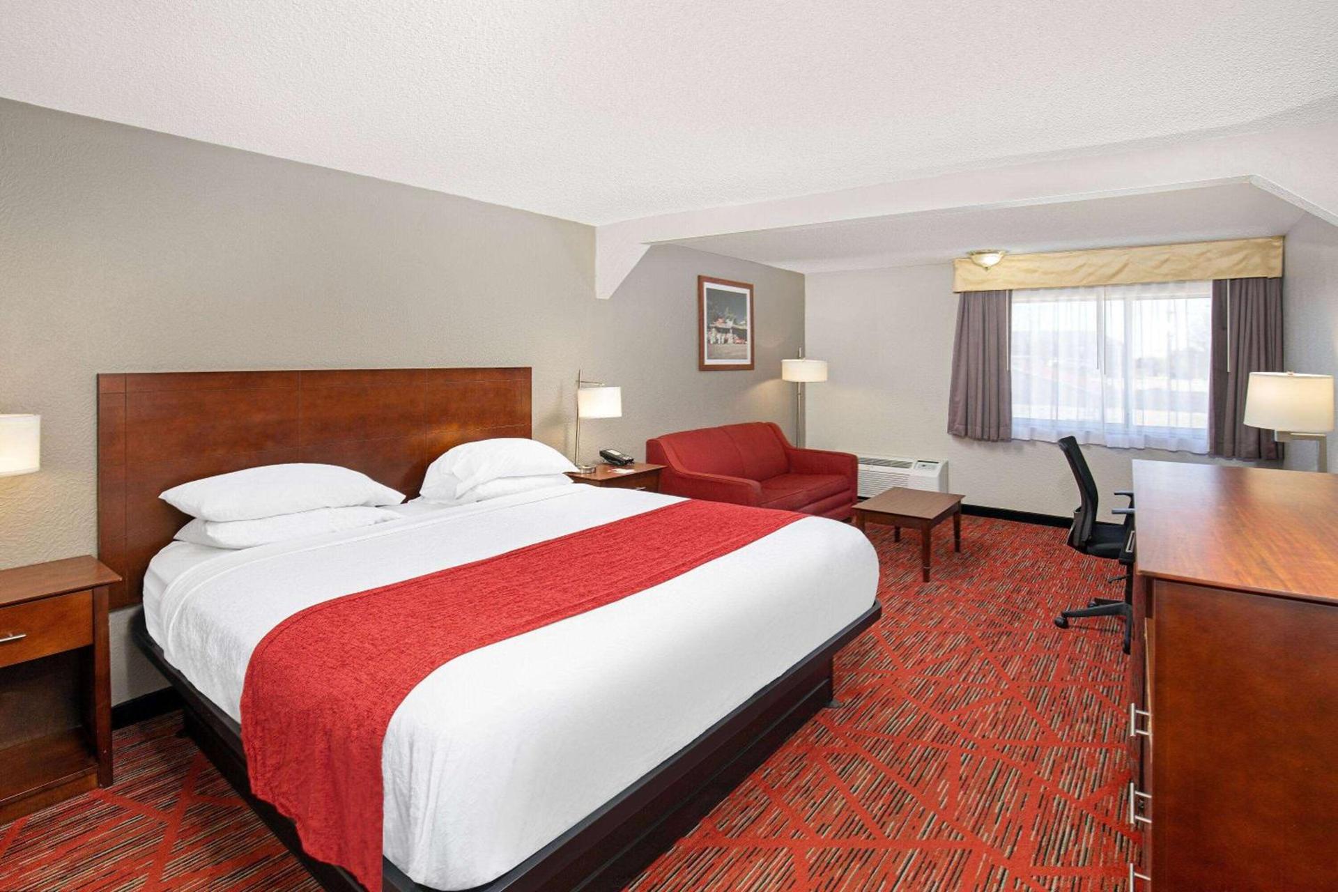 Ramada by Wyndham Bowling Green photo 9