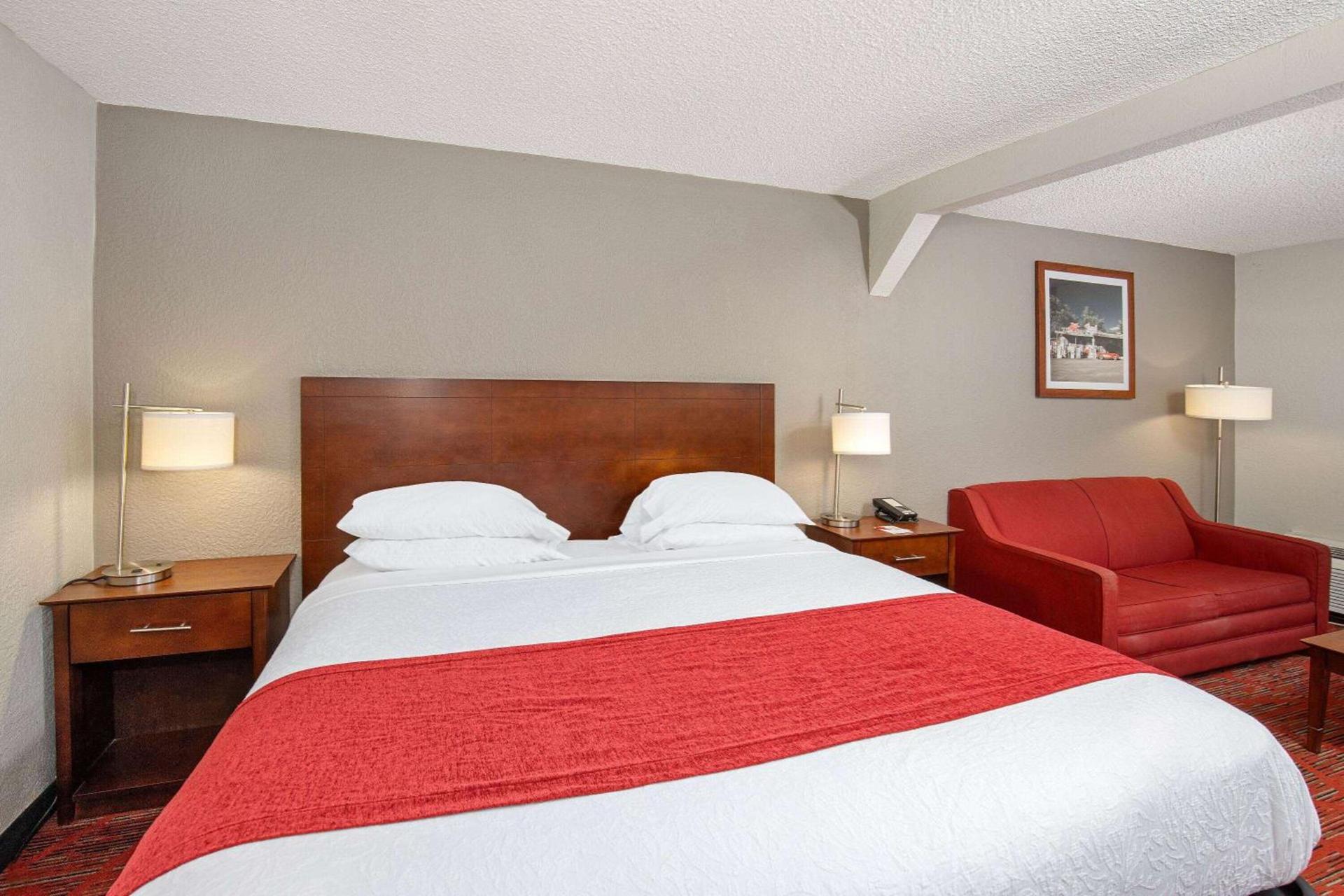 Ramada by Wyndham Bowling Green photo 11