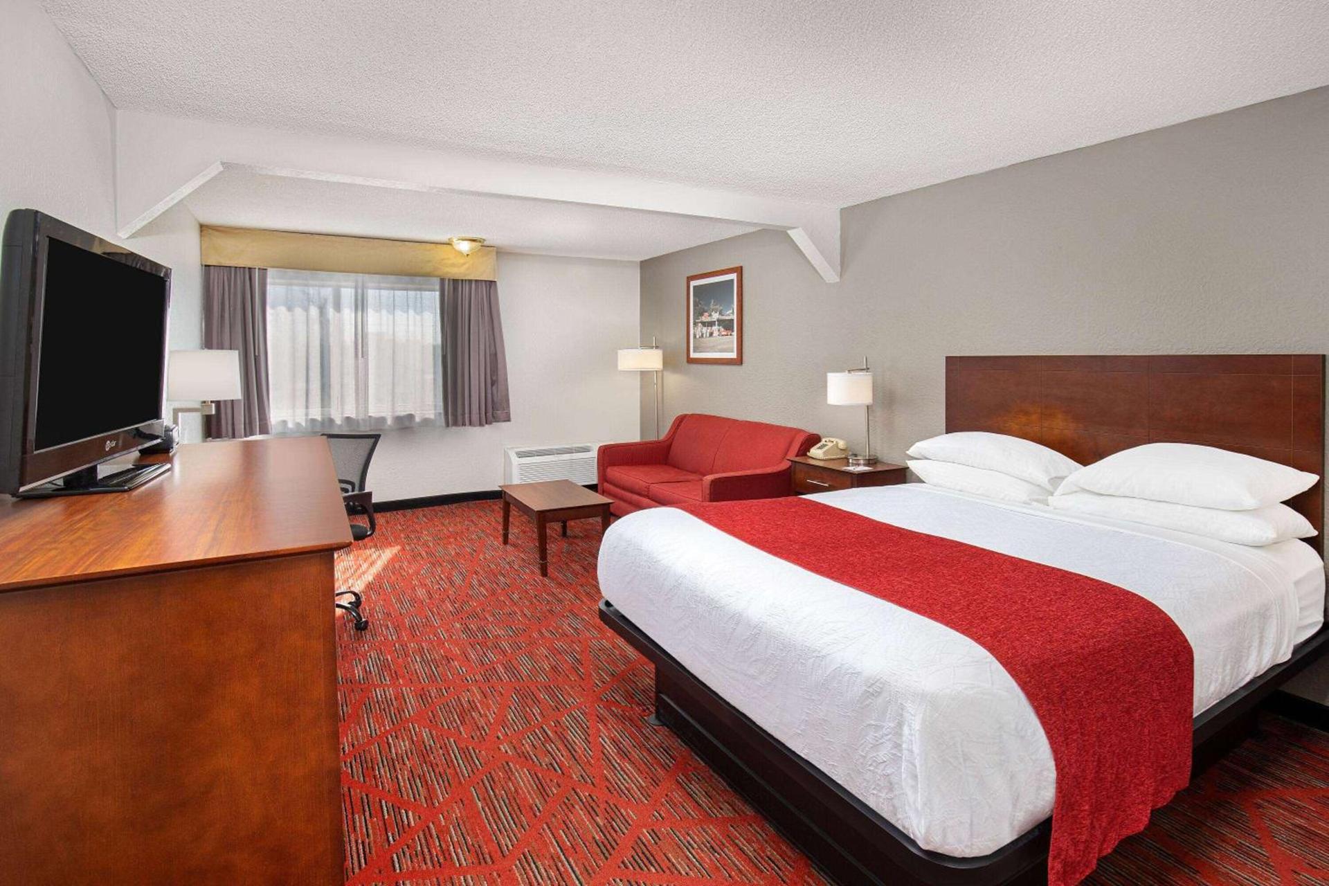 Ramada by Wyndham Bowling Green photo 12