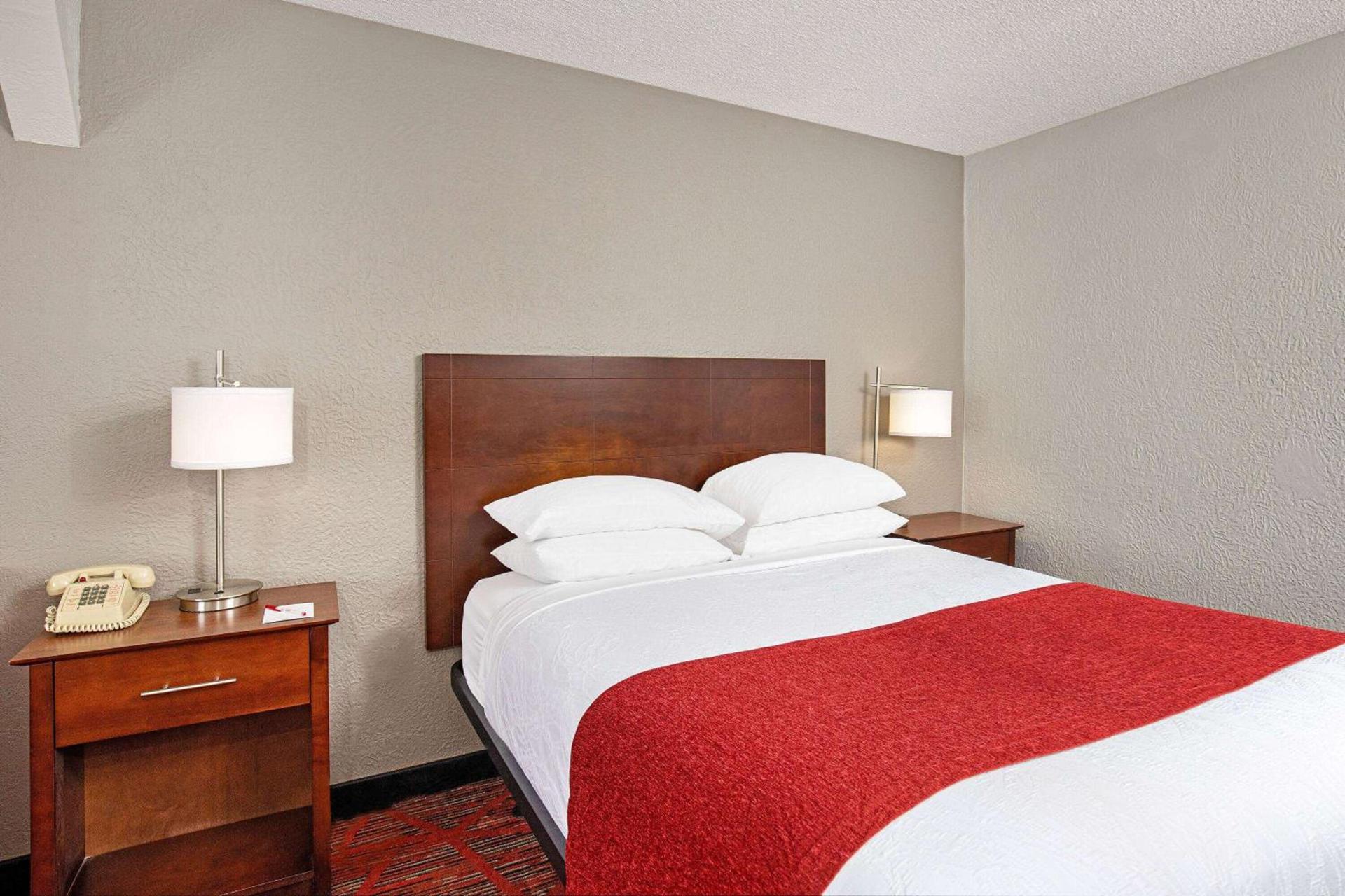 Ramada by Wyndham Bowling Green photo 14