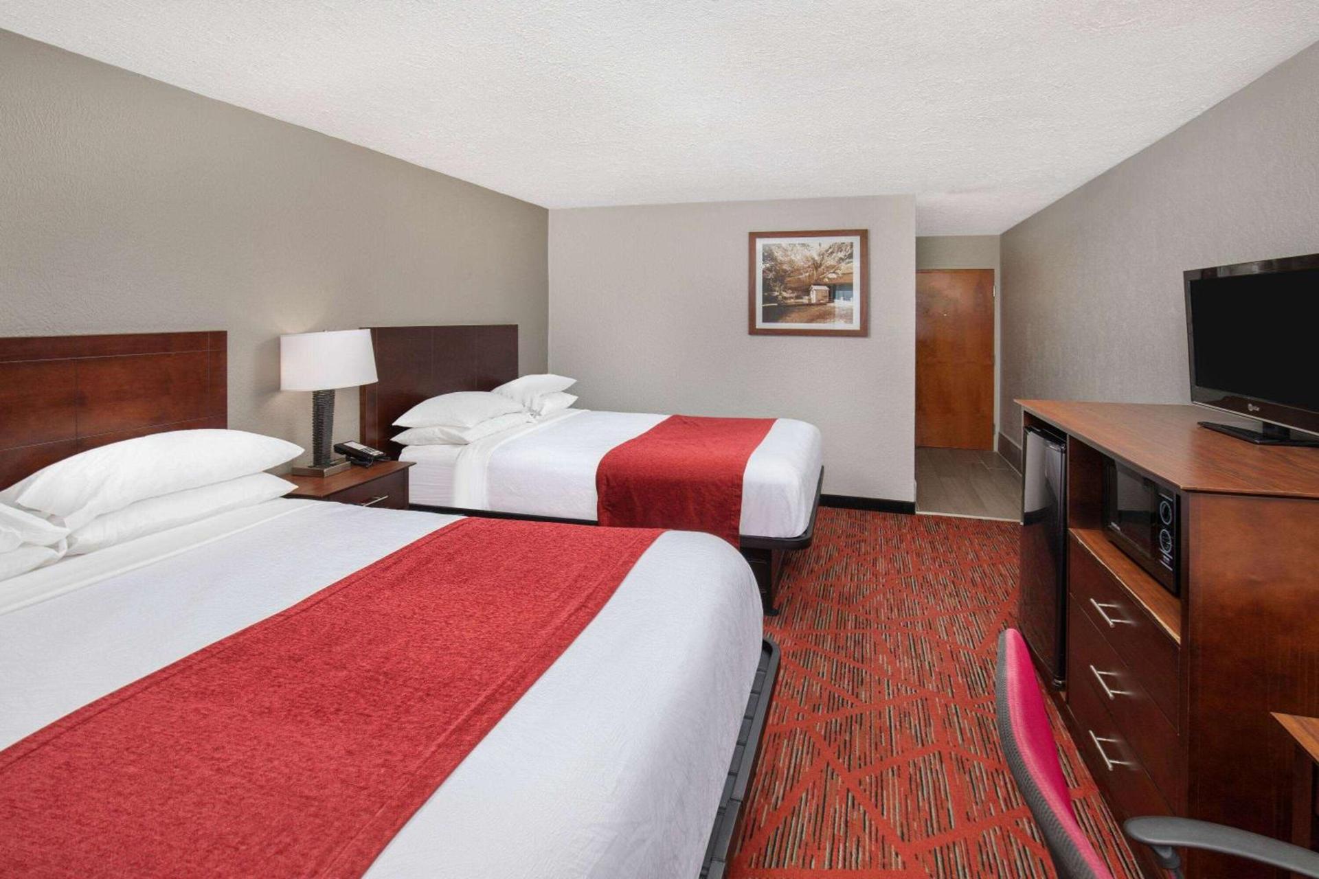 Ramada by Wyndham Bowling Green photo 15