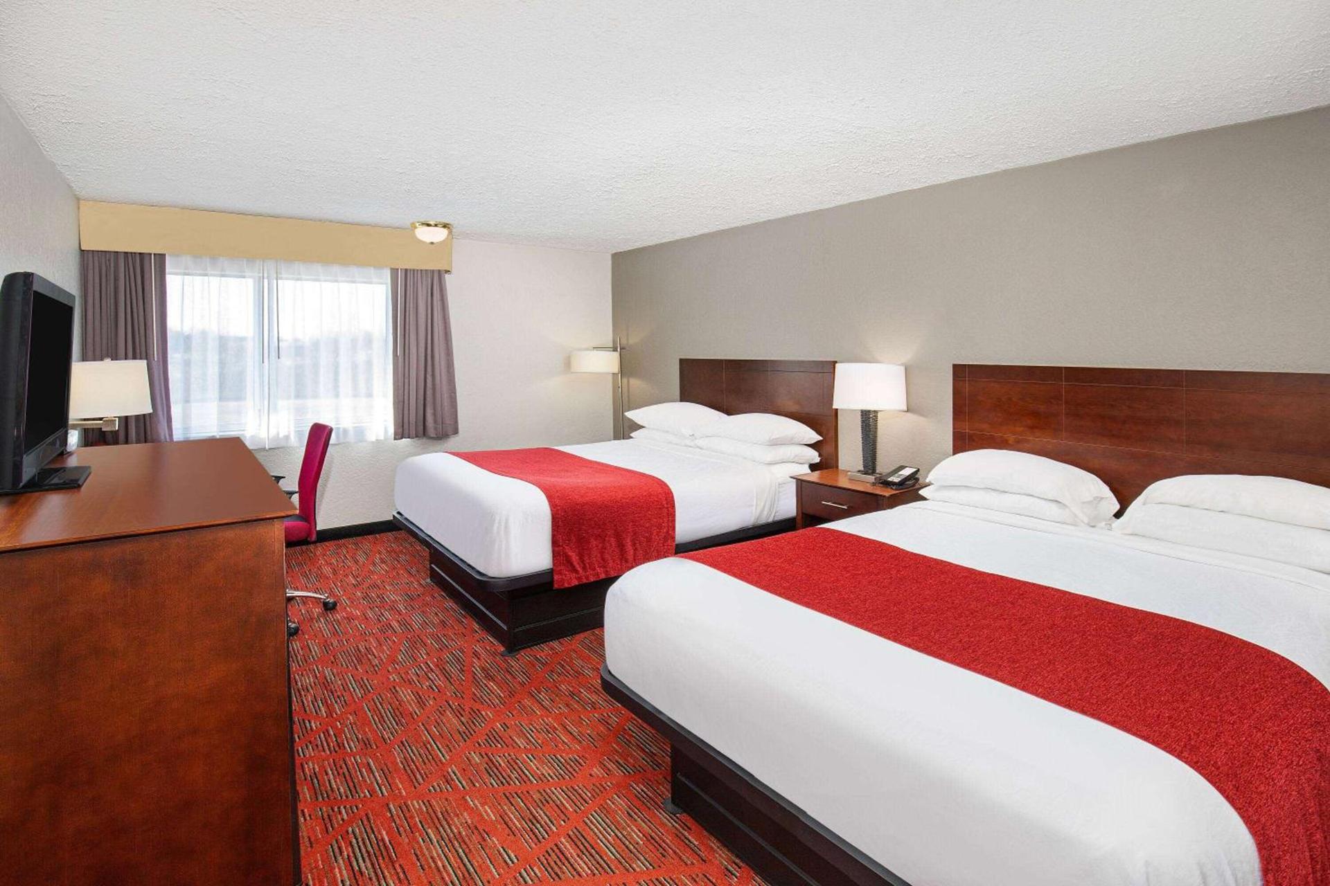 Ramada by Wyndham Bowling Green photo 16