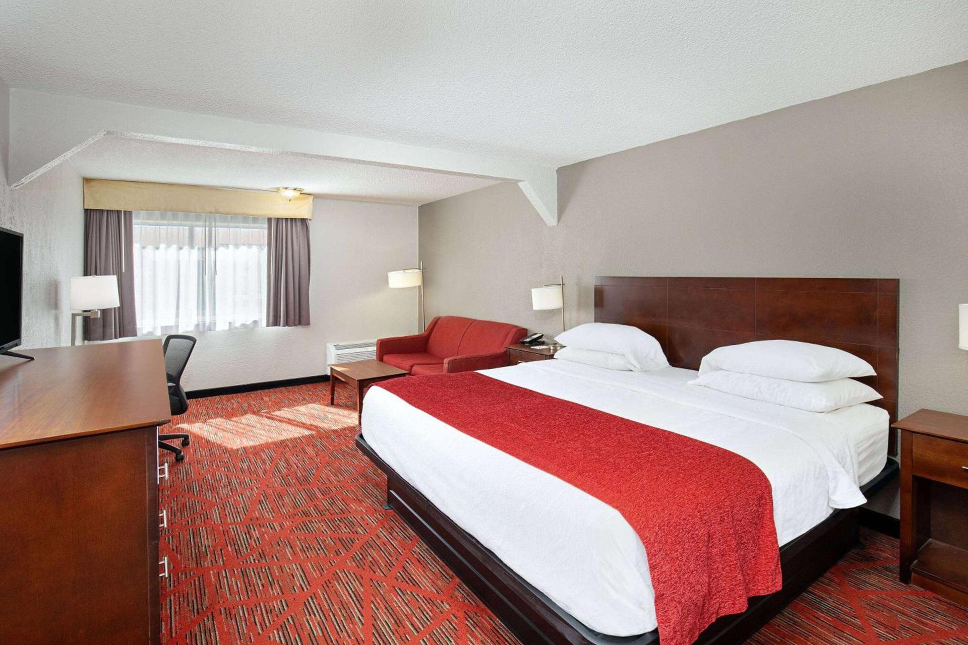 Ramada by Wyndham Bowling Green photo 18