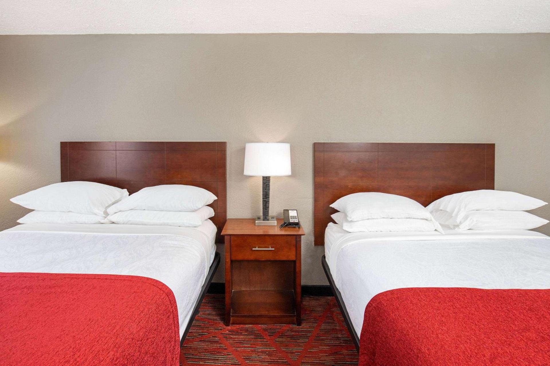 Ramada by Wyndham Bowling Green photo 17