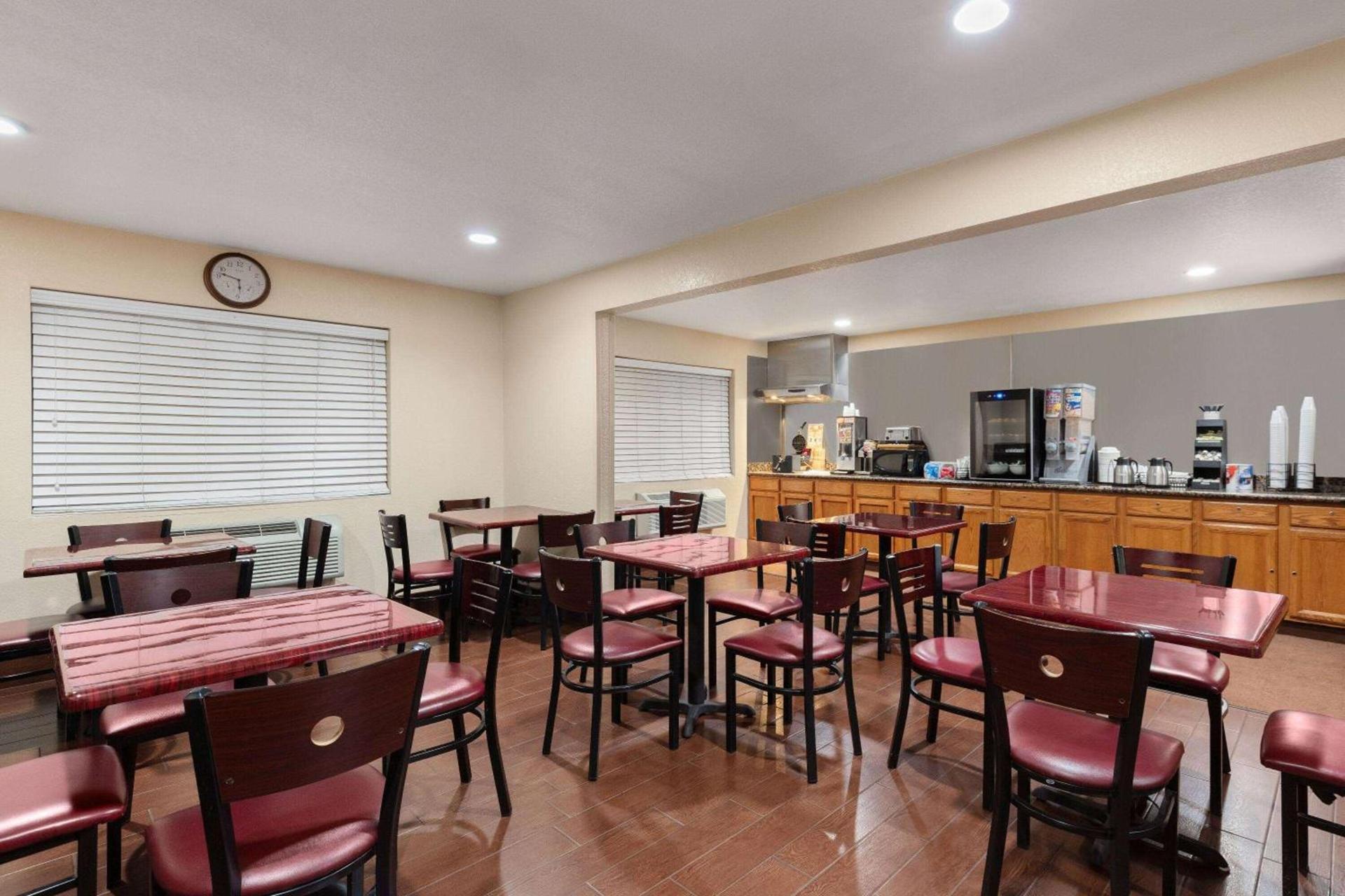Howard Johnson by Wyndham Williams photo 2