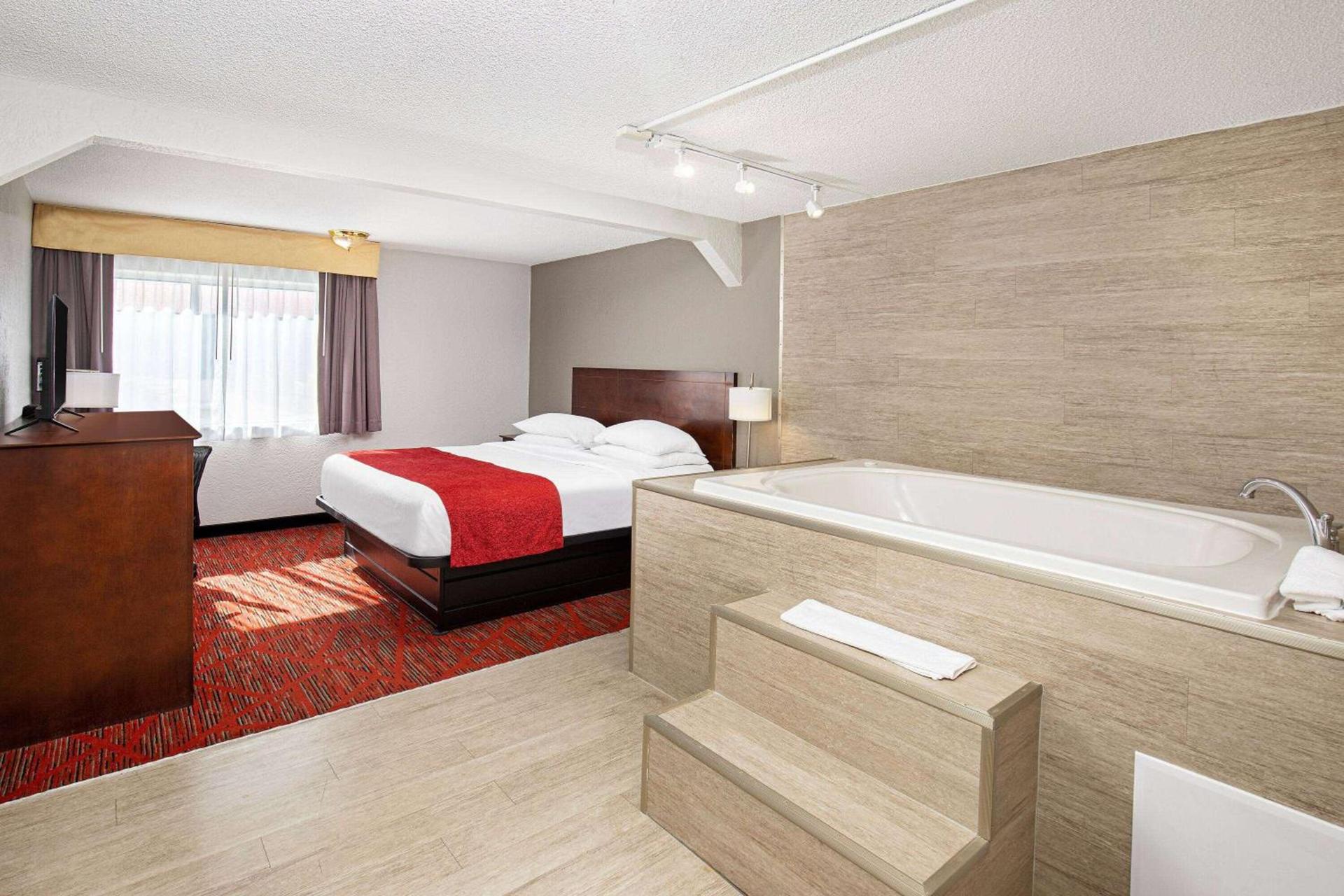 Ramada by Wyndham Bowling Green photo 26