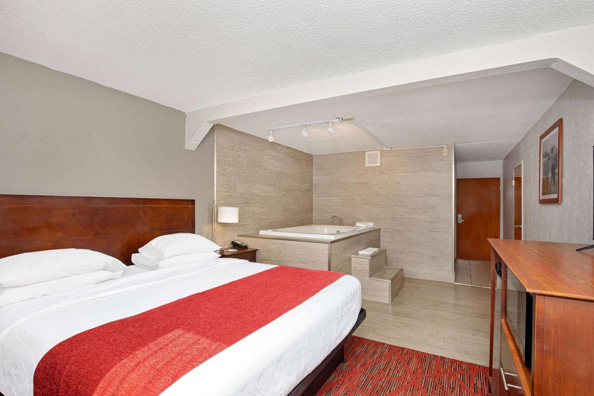 Ramada by Wyndham Bowling Green photo 27