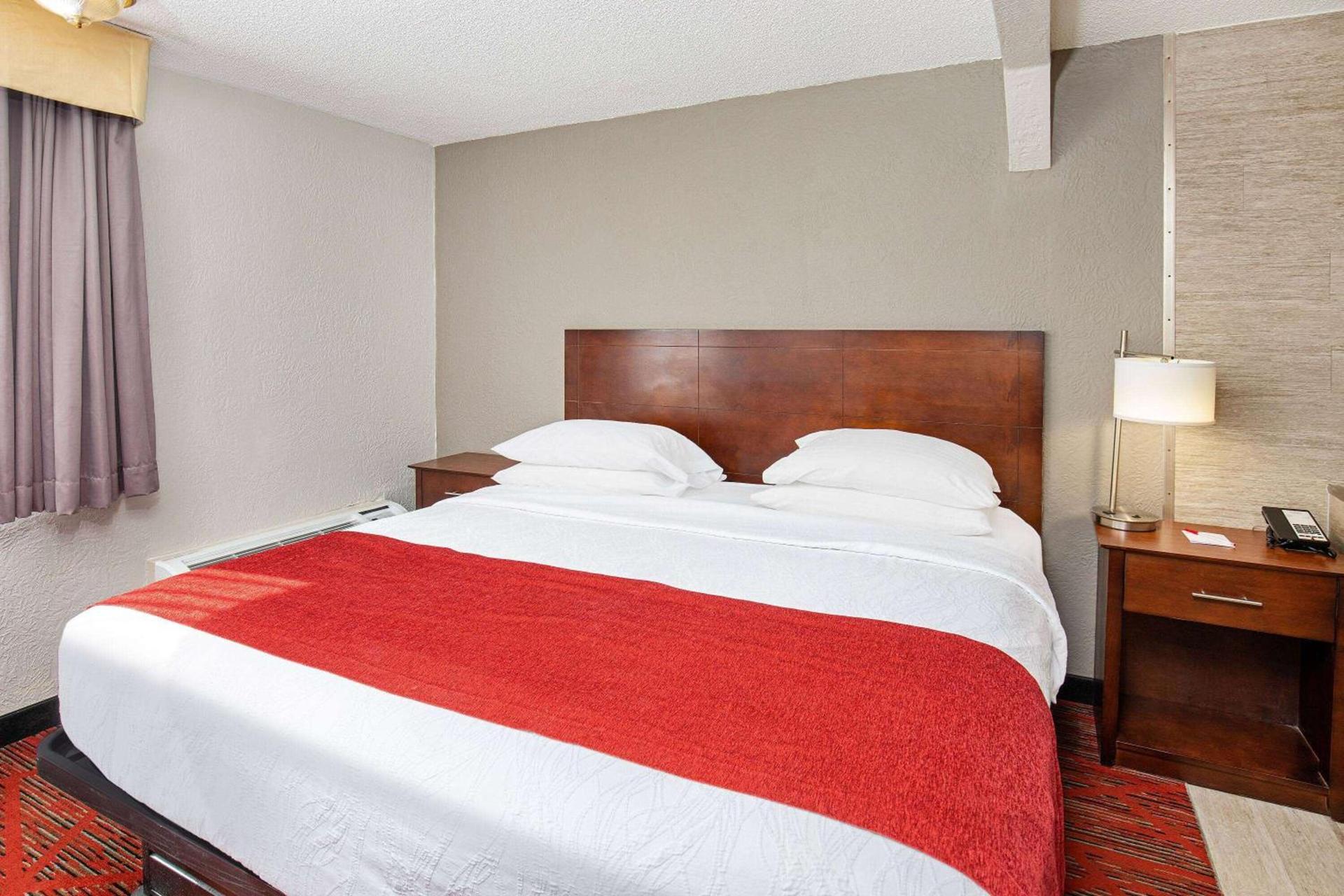 Ramada by Wyndham Bowling Green photo 28