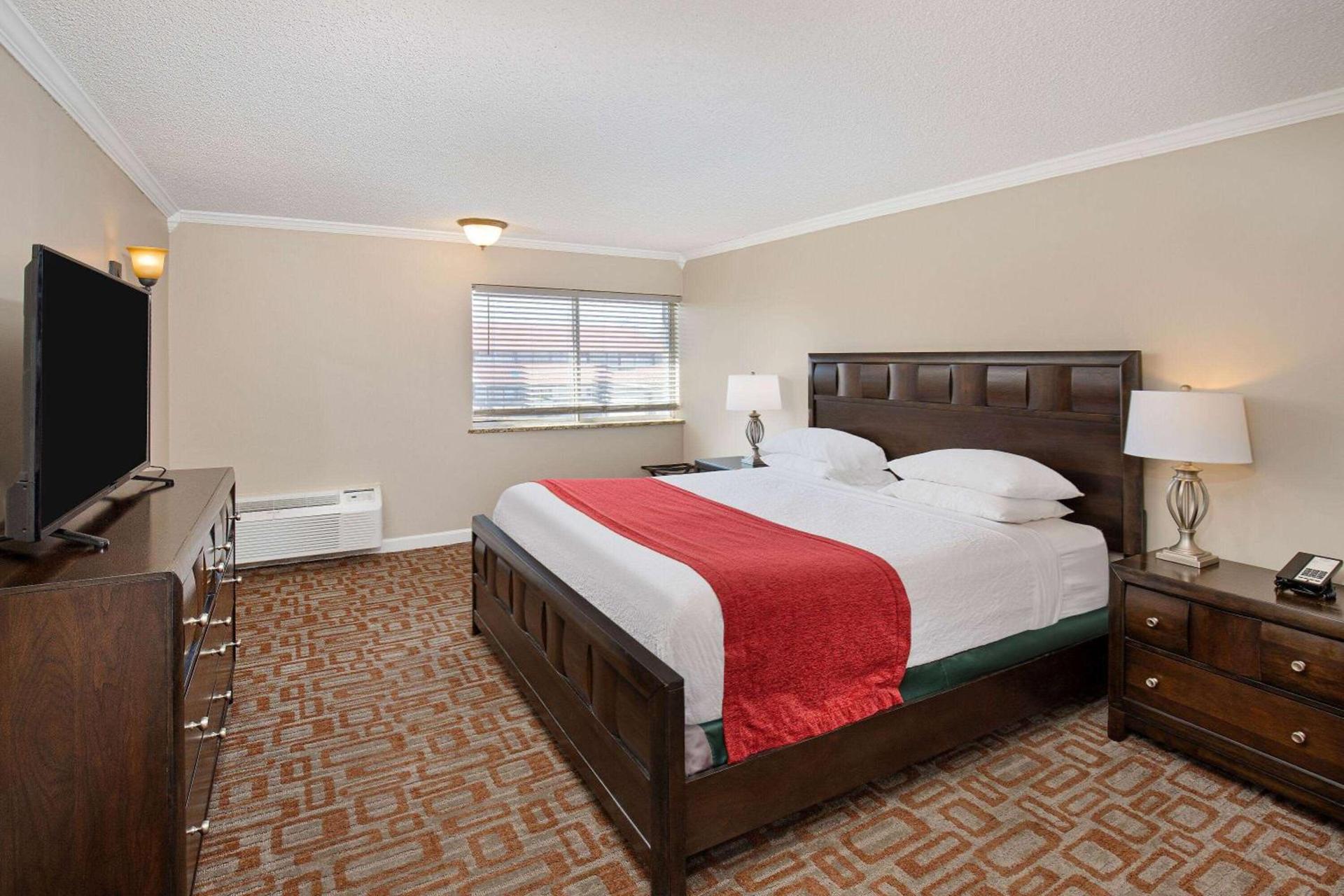 Ramada by Wyndham Bowling Green photo 29