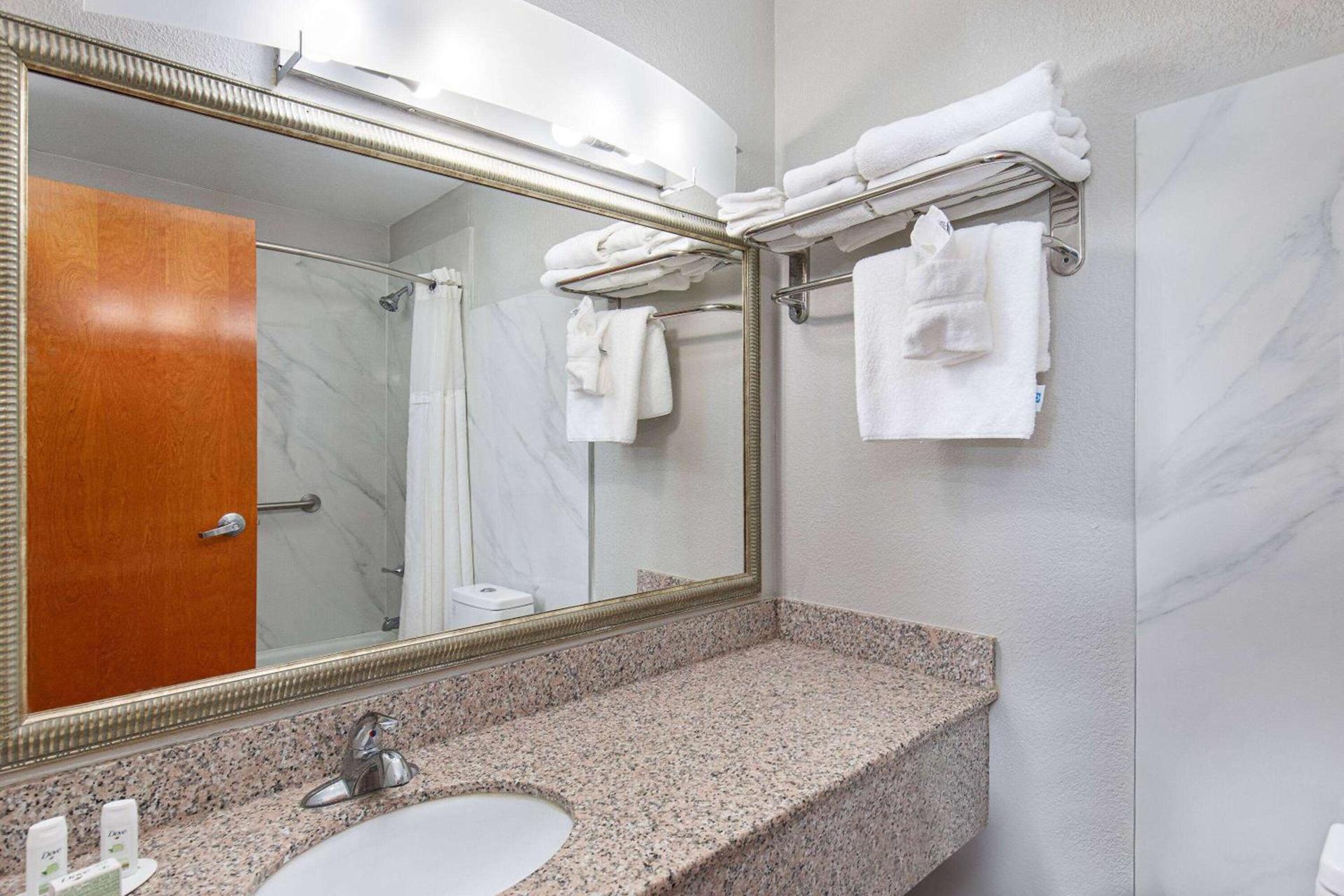 Ramada by Wyndham Bowling Green photo 33
