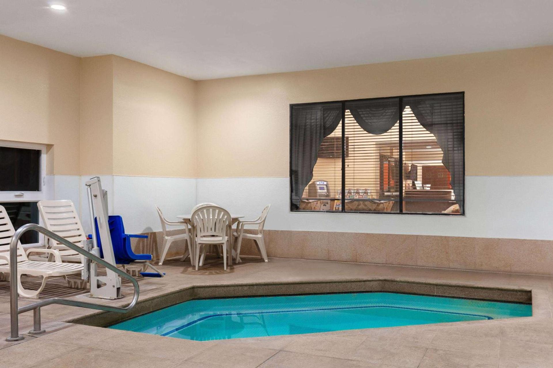 Howard Johnson by Wyndham Williams photo 10