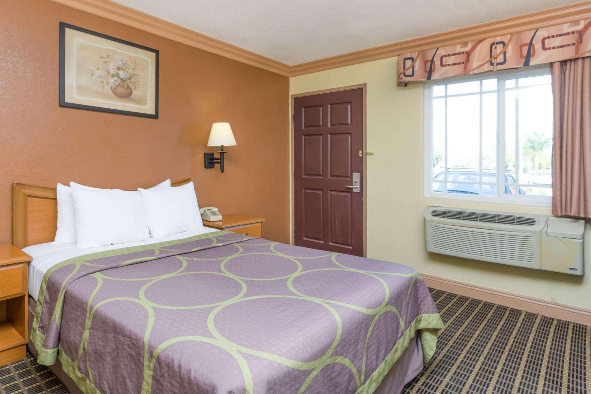 Super 8 by Wyndham Azusa photo 7