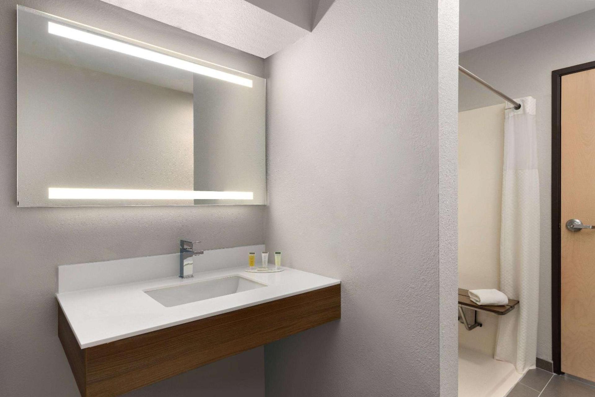 Microtel Inn and Suites Independence photo 12