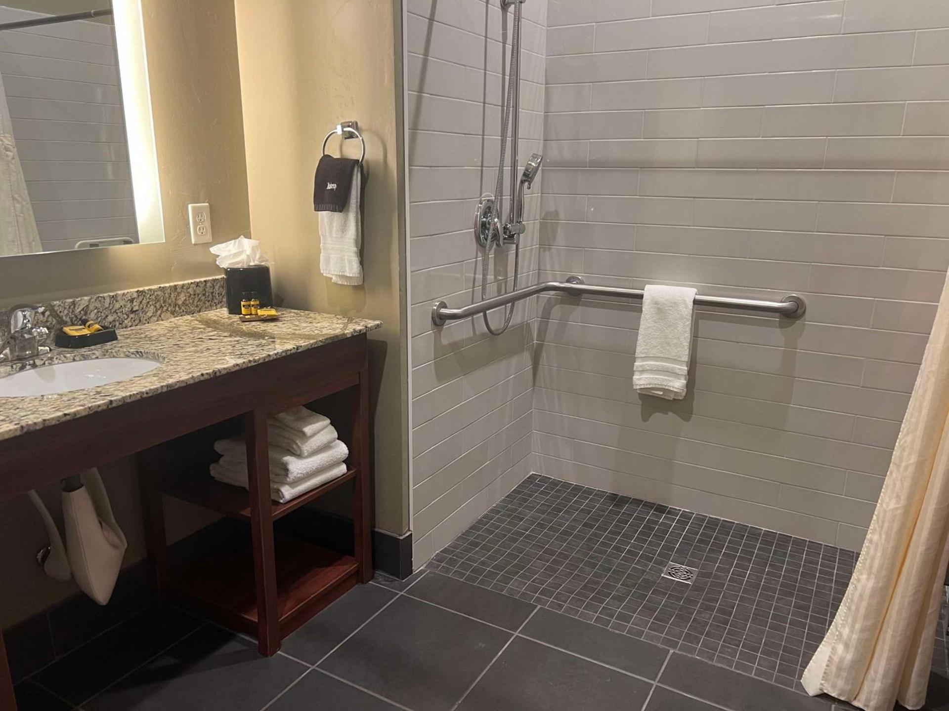 Best Western Plus Landmark Hotel photo 35