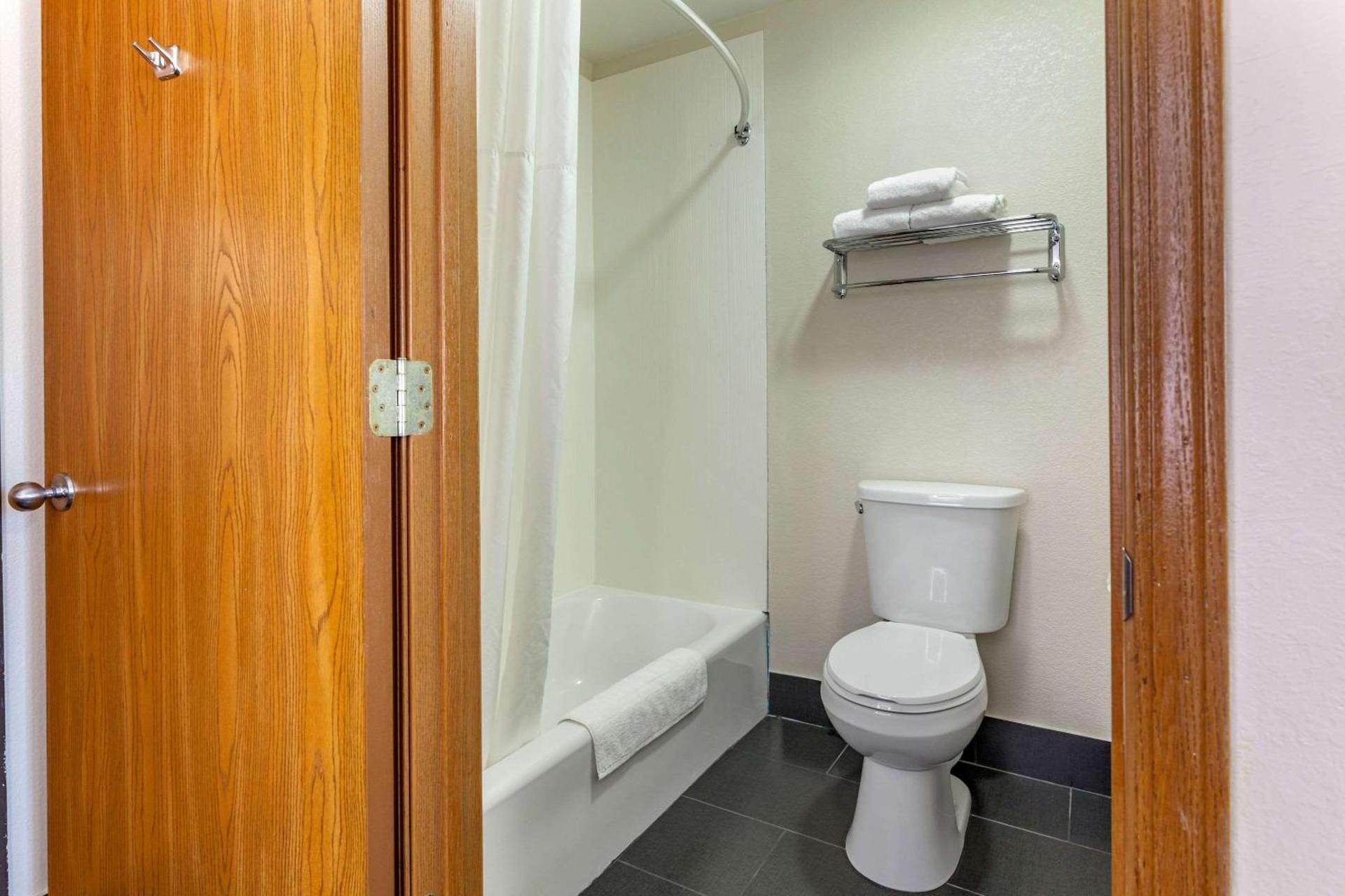 Quality Inn New London photo 12