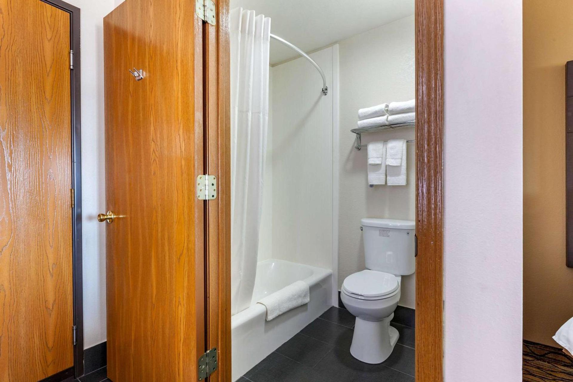 Quality Inn New London photo 21