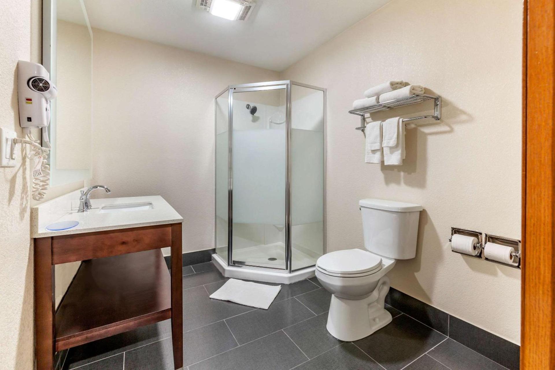 Quality Inn New London photo 25