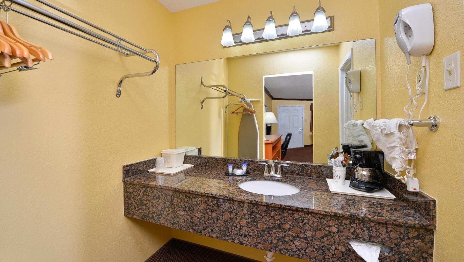 Xecutive Inn and Suites photo 16