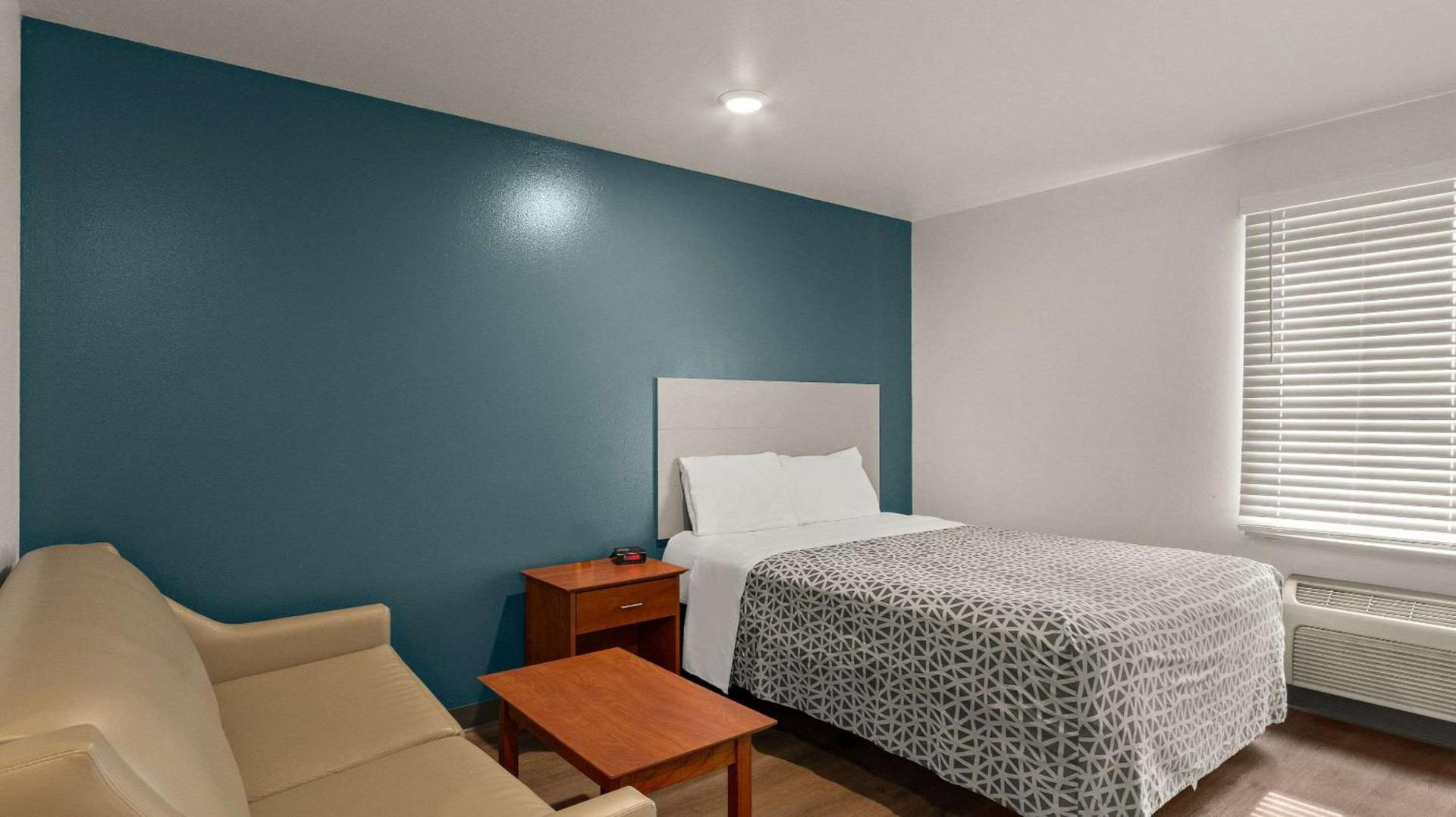 WoodSpring Suites Evansville photo 4