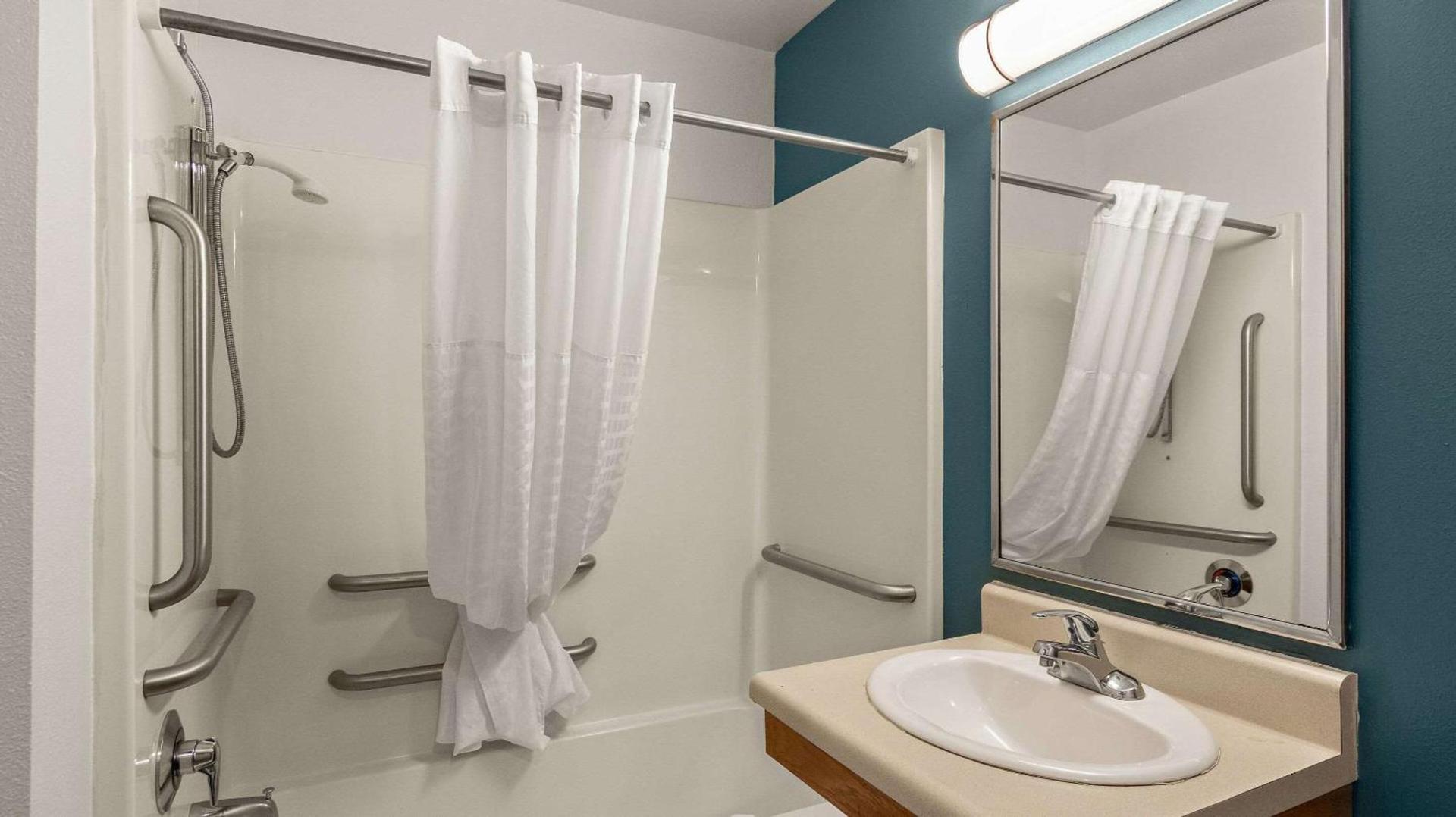 WoodSpring Suites Evansville photo 6