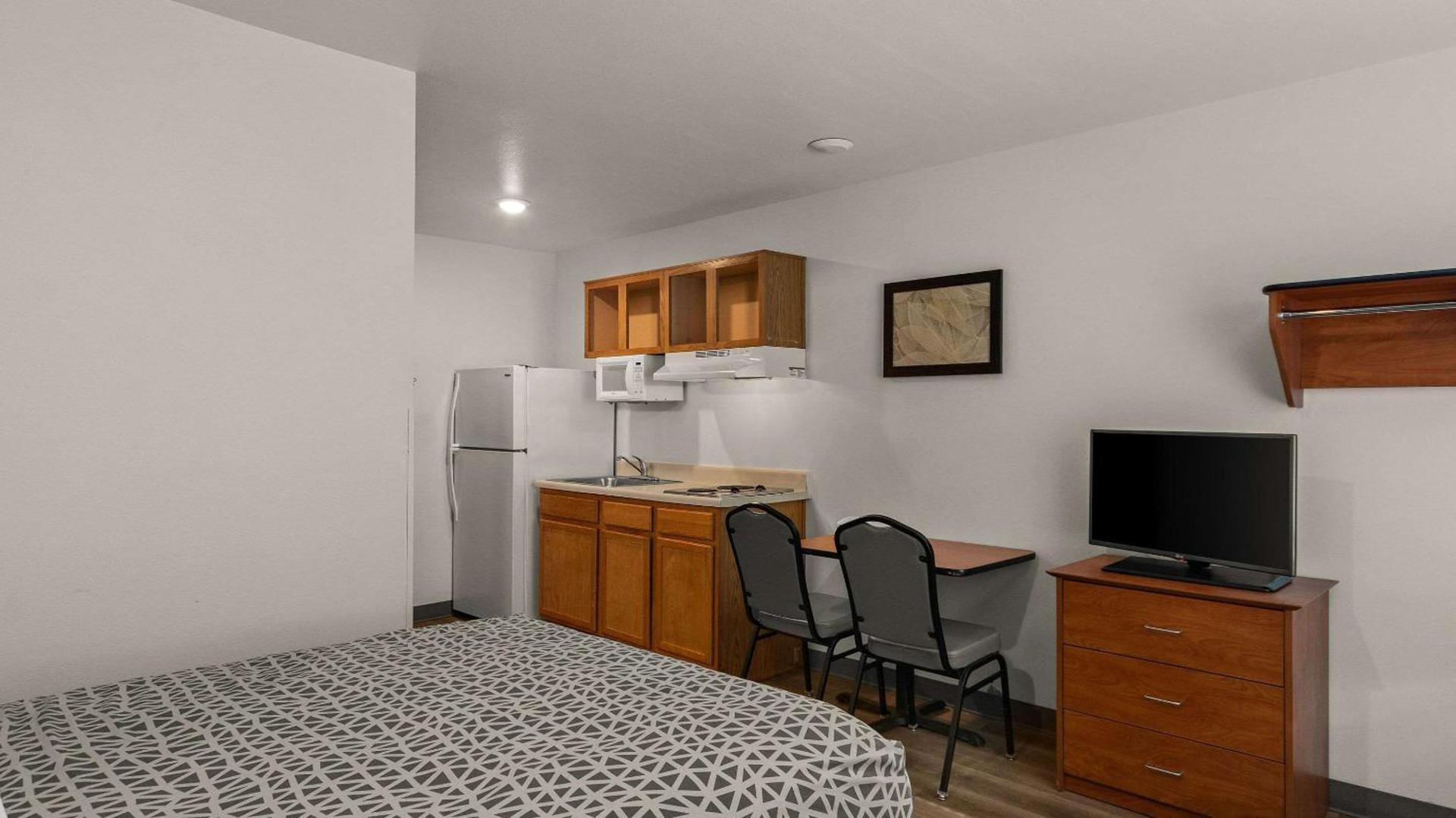WoodSpring Suites Evansville photo 12