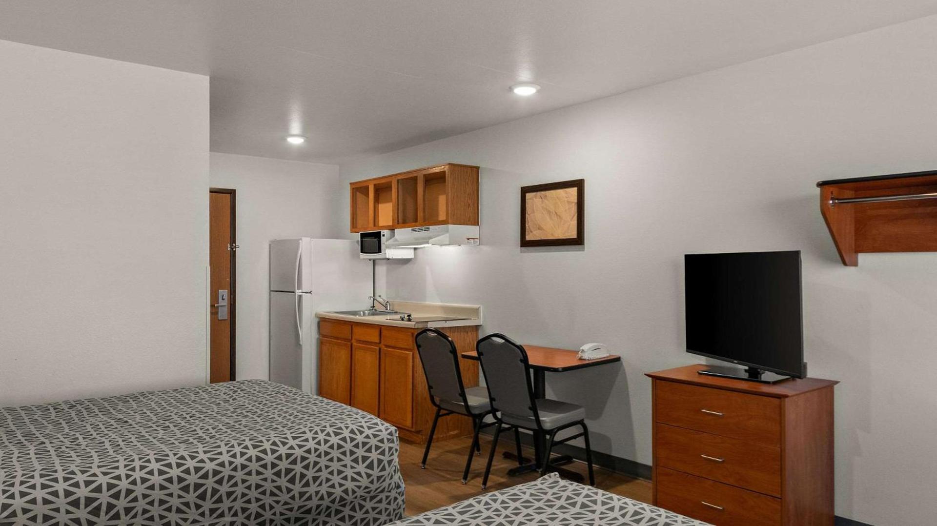 WoodSpring Suites Evansville photo 8