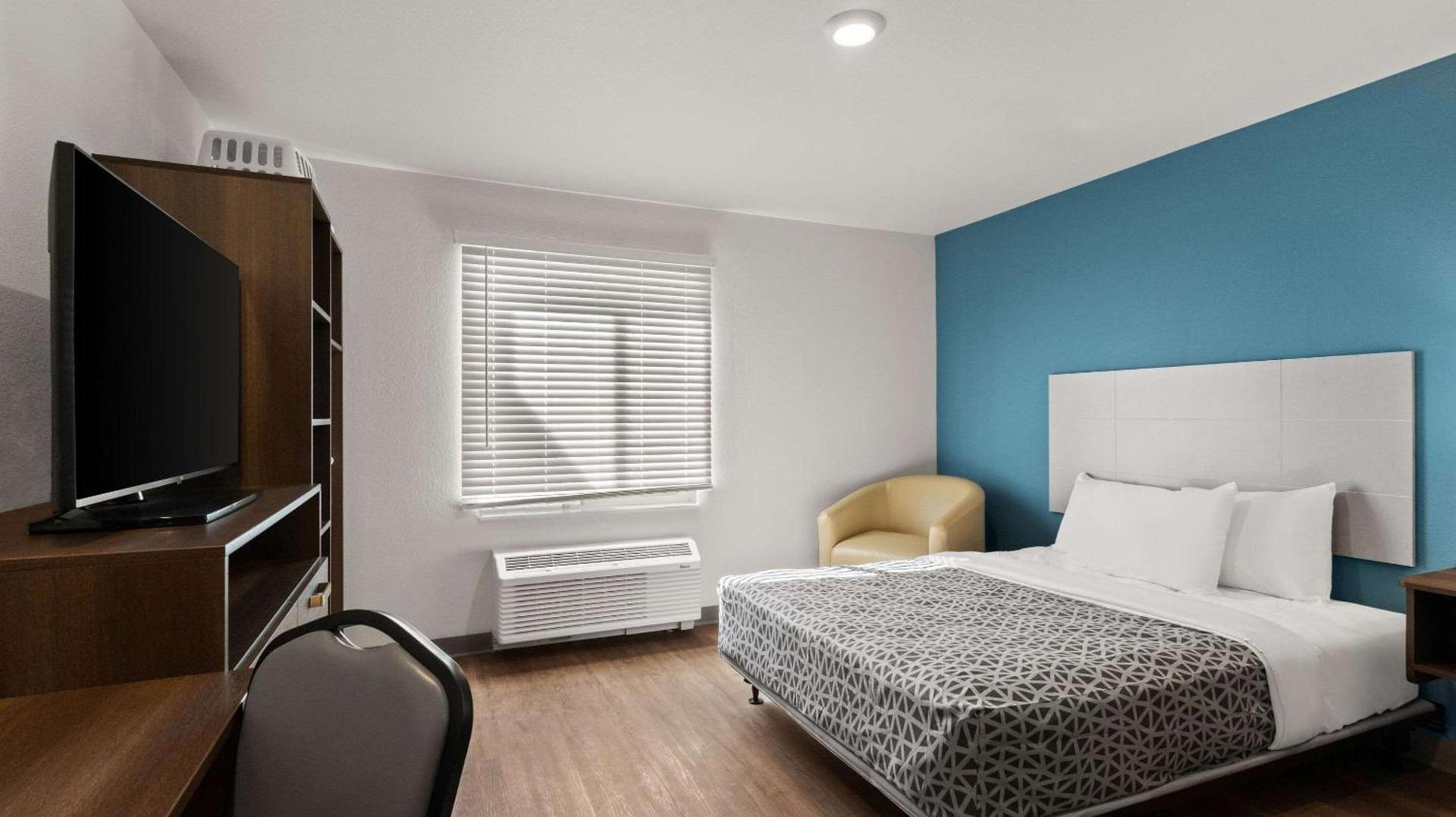 WoodSpring Suites Greeley photo 8