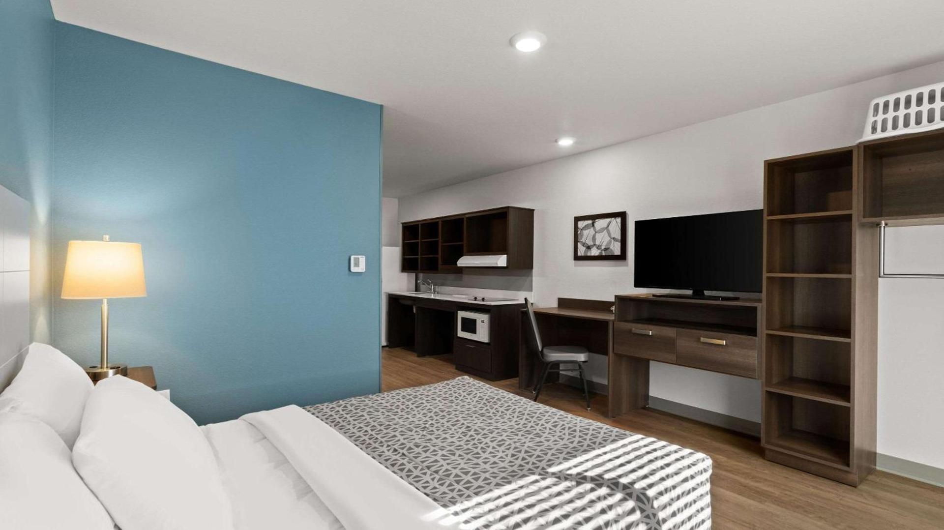 WoodSpring Suites Greeley photo 9