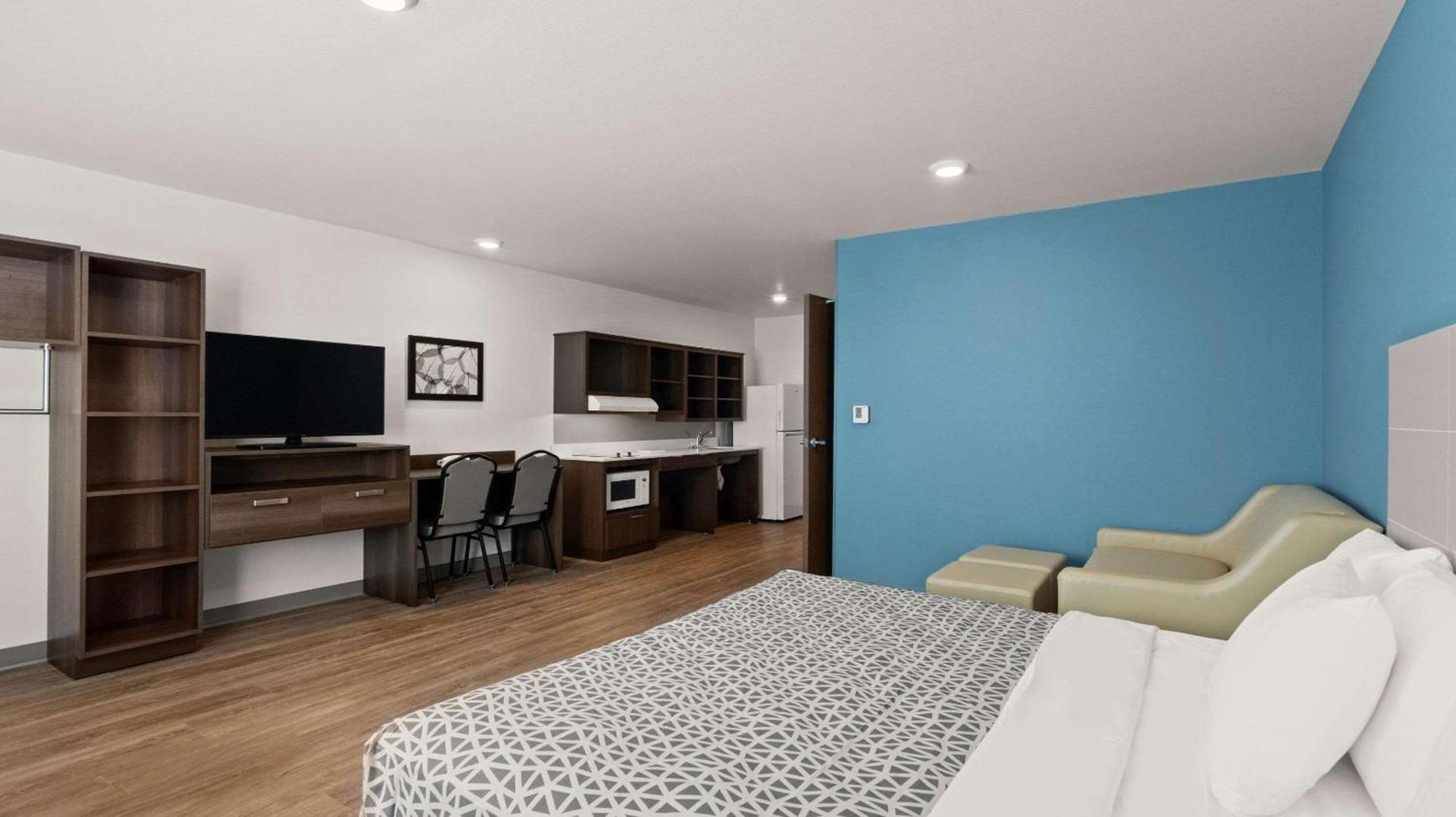 WoodSpring Suites Greeley photo 13