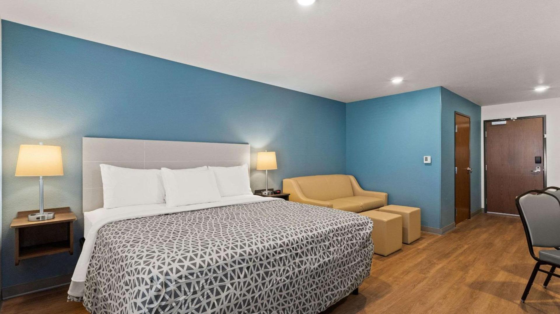 WoodSpring Suites Greeley photo 18