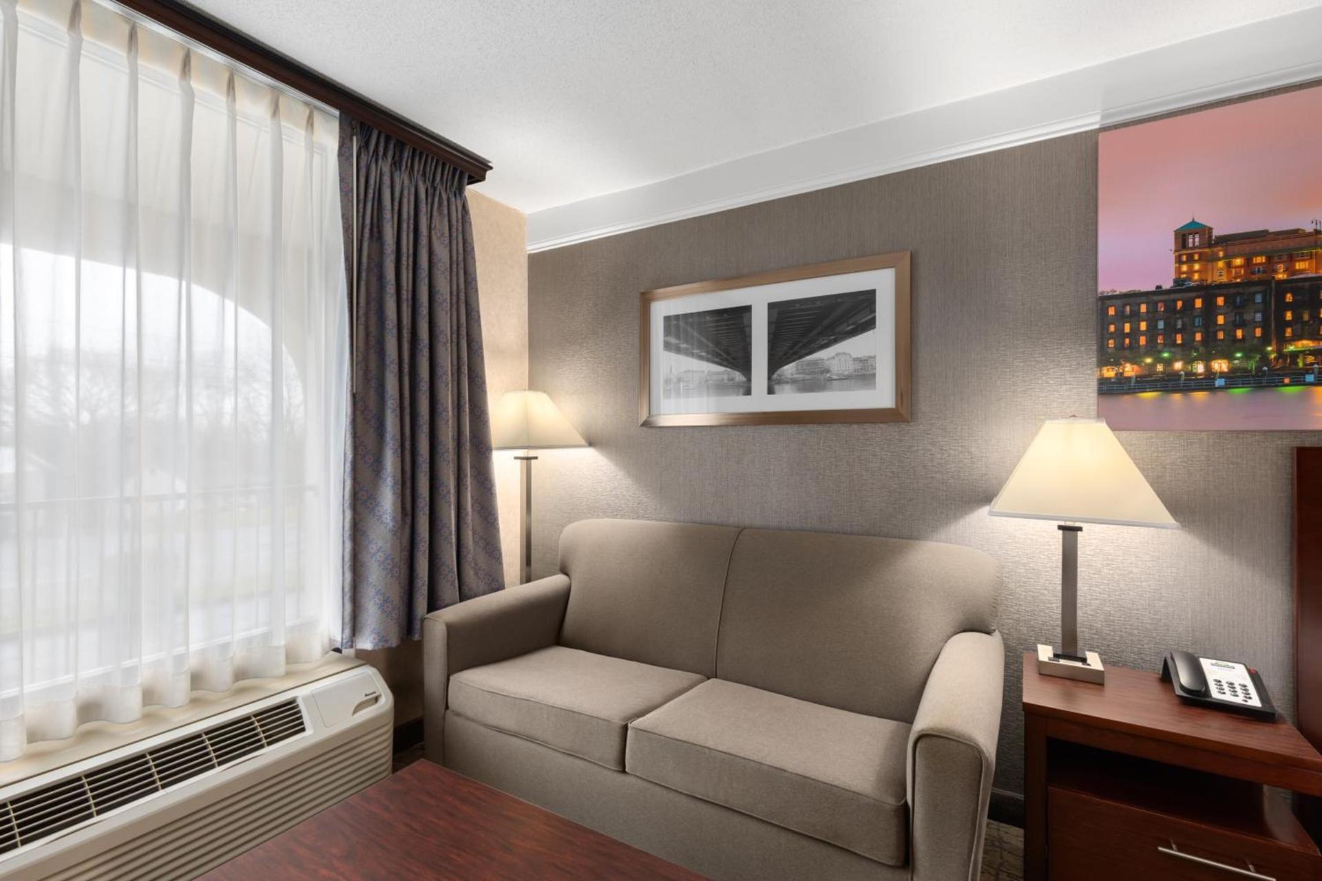 Days Inn by Wyndham Columbia Kentucky photo 34