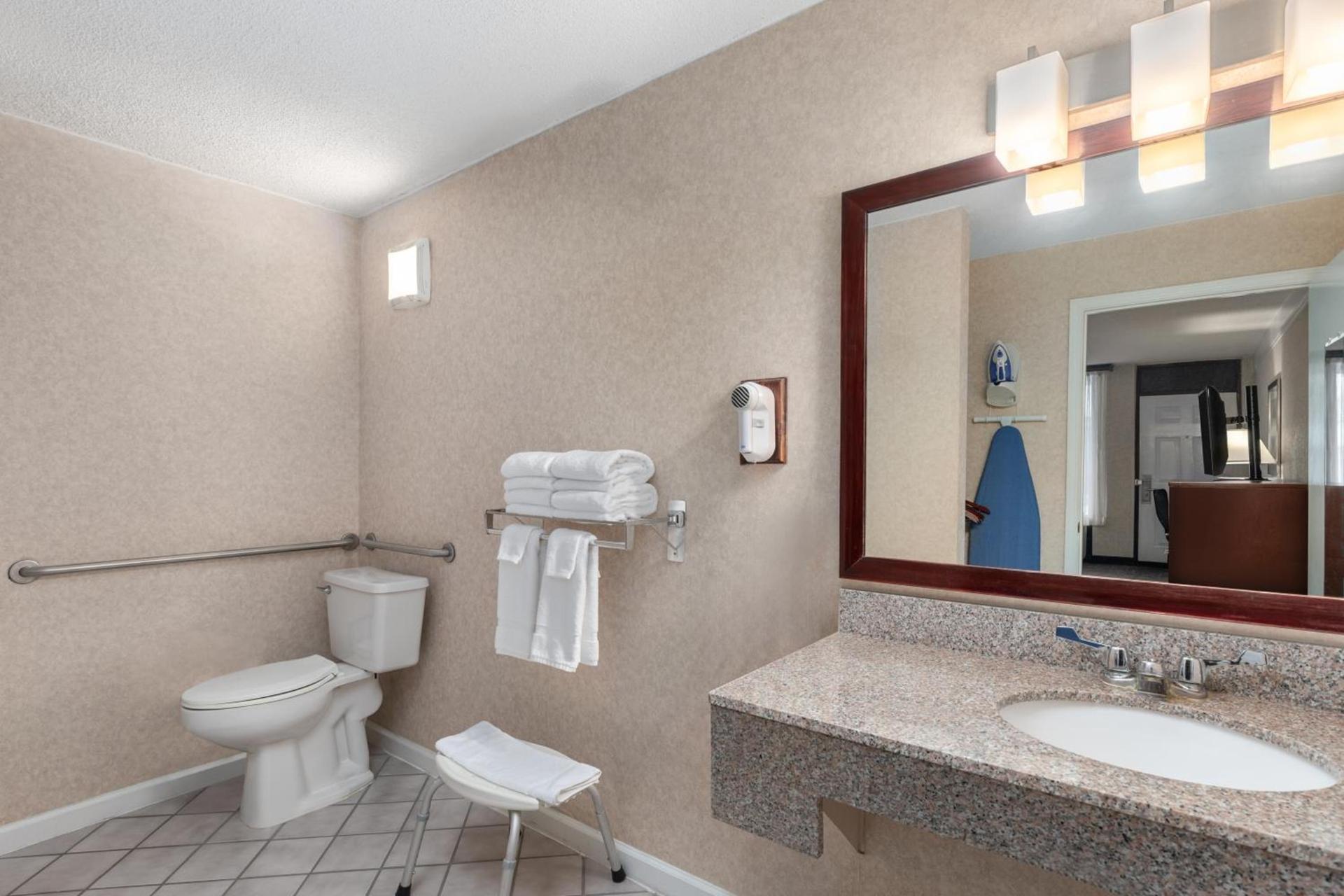 Days Inn by Wyndham Columbia Kentucky photo 41