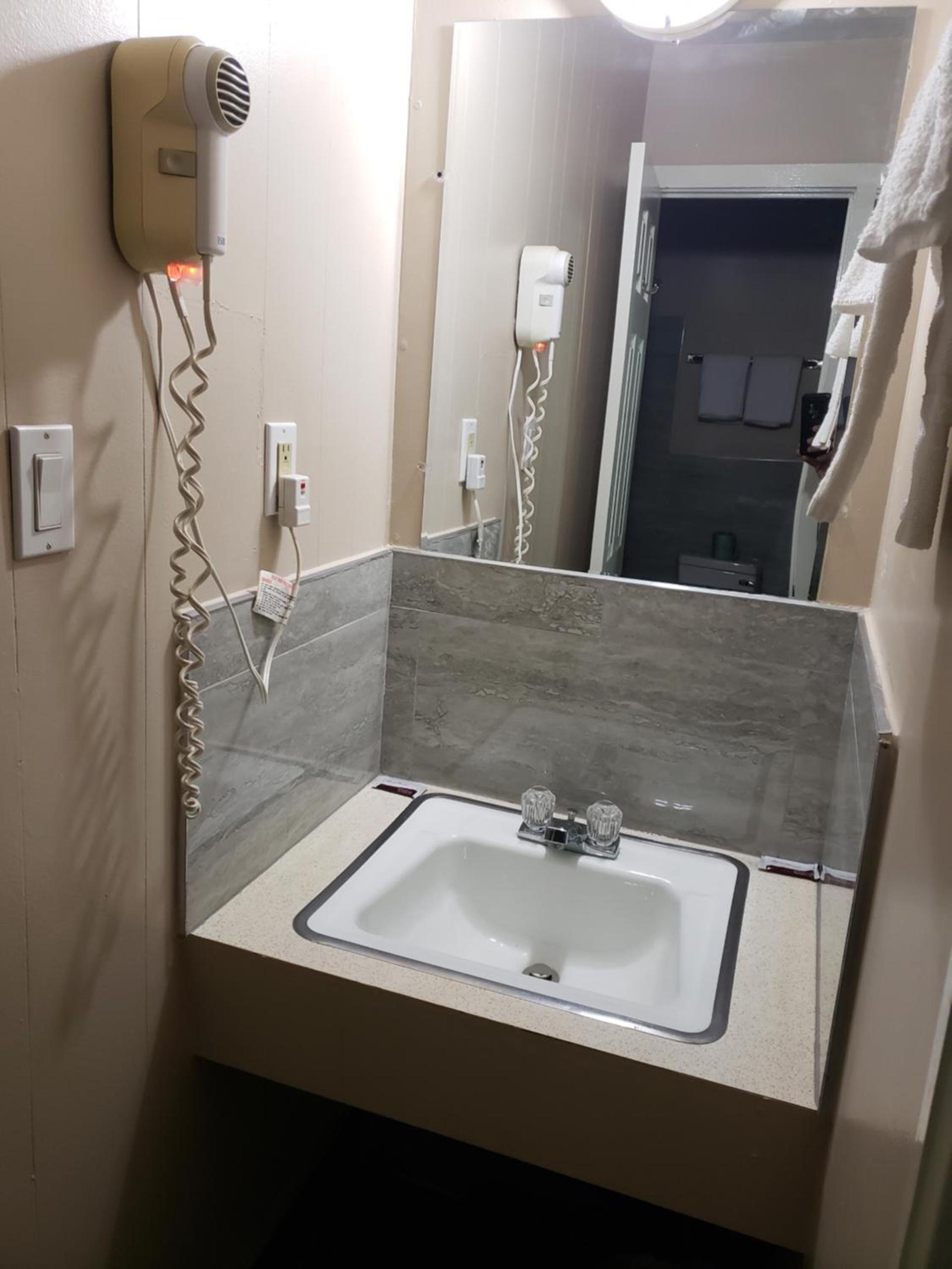 River Heights Motel photo 11
