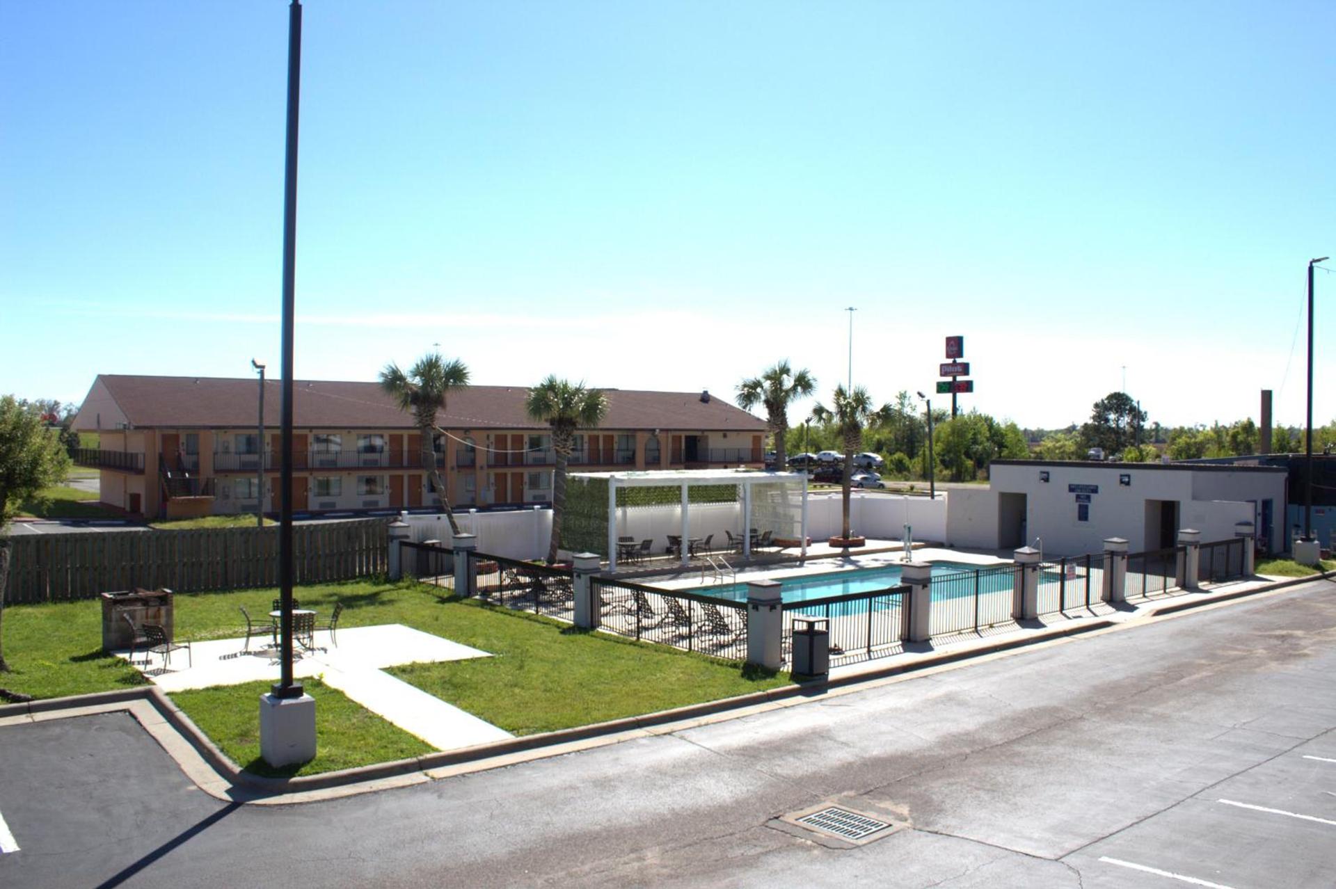 Days Inn by Wyndham Marianna photo 66