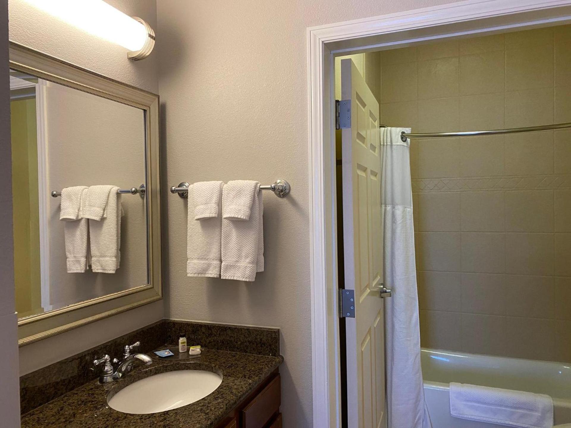 Staybridge Suites Milwaukee West-Oconomowoc by IHG photo 17