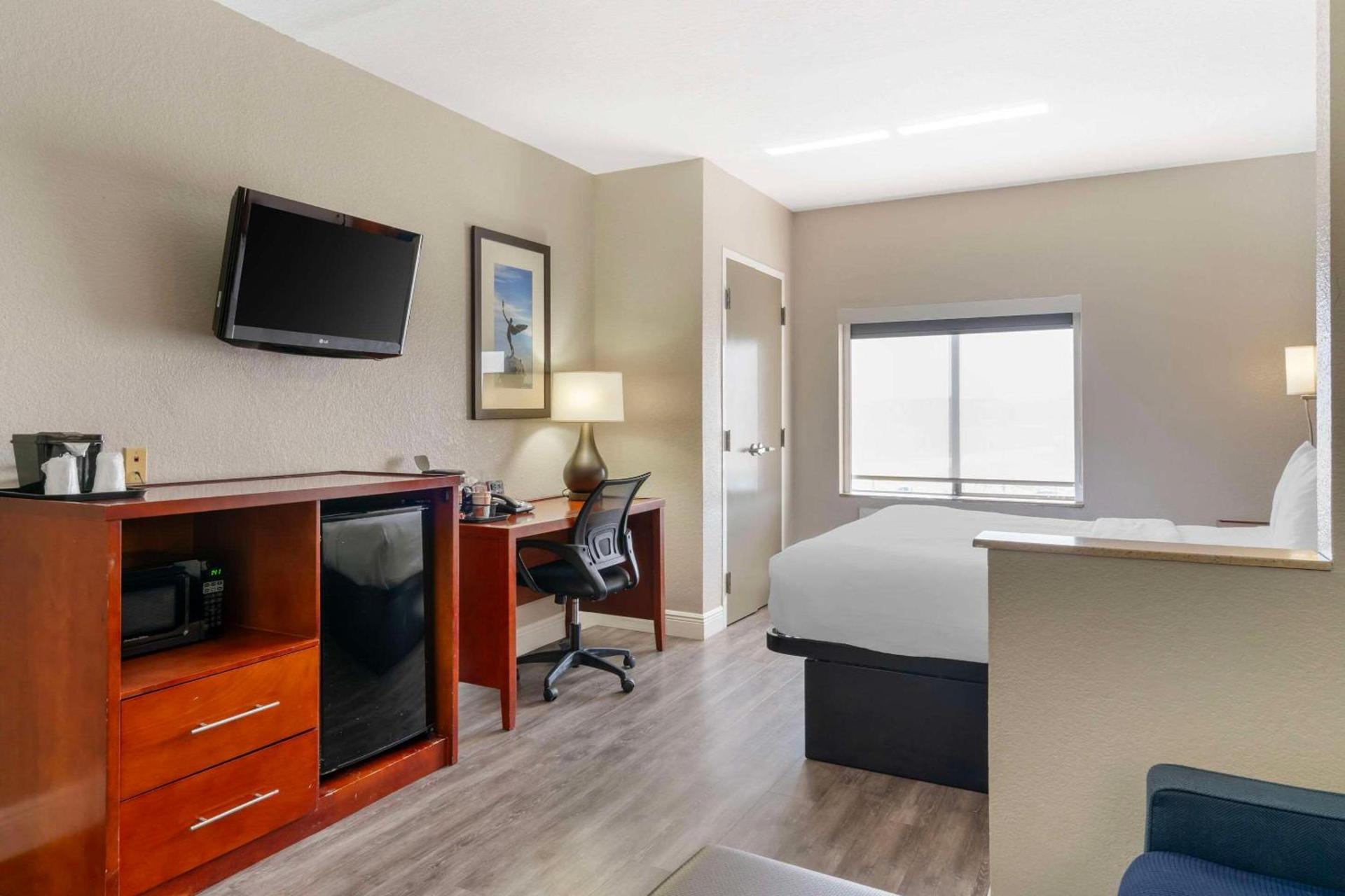 Comfort Suites West Jacksonville photo 13