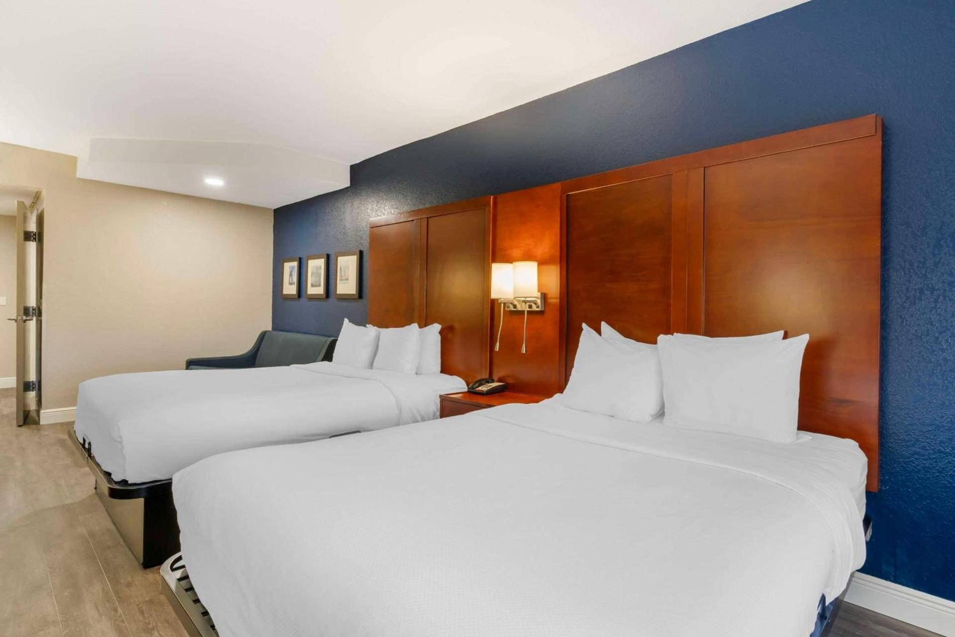 Comfort Suites West Jacksonville photo 17