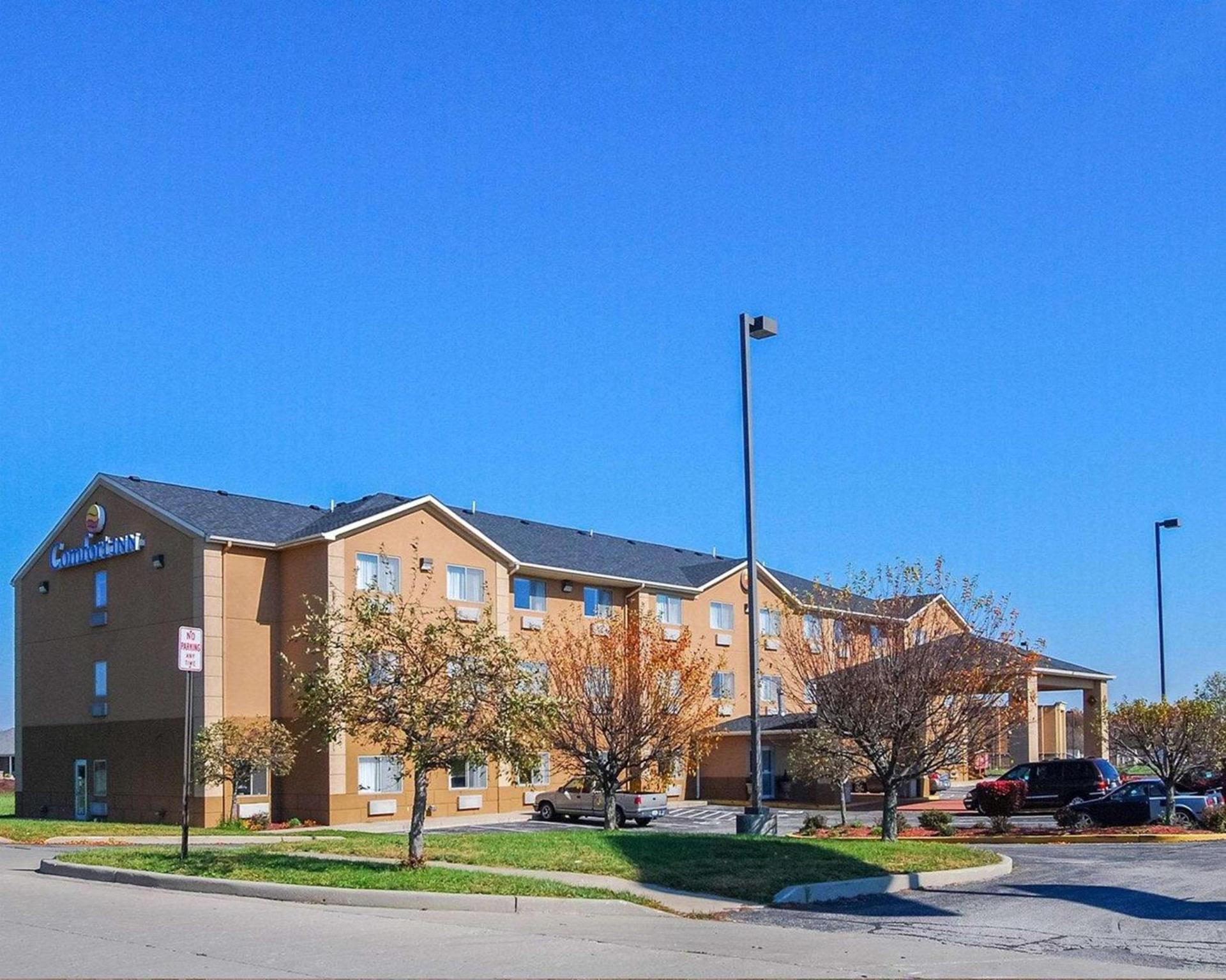 Comfort Inn & Suites North Greenfield — hotel in Greenfield