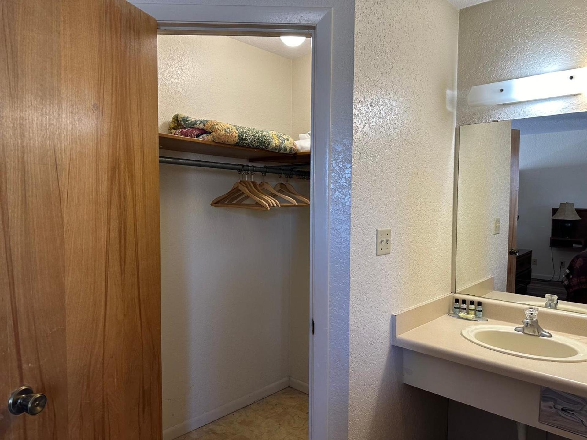 Sunset Inn and Suites photo 16