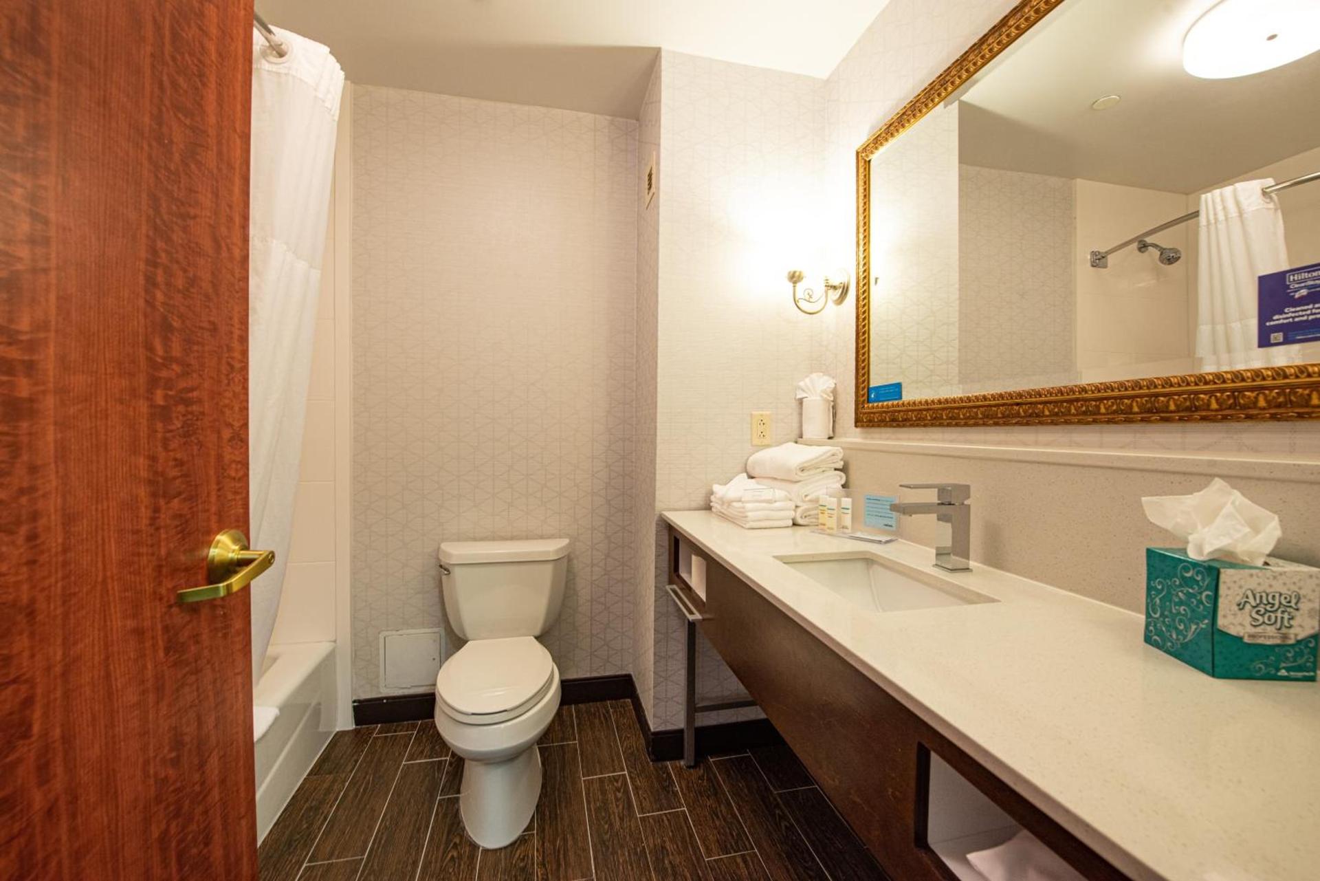 Hampton Inn & Suites By Hilton - Rockville Centre photo 62