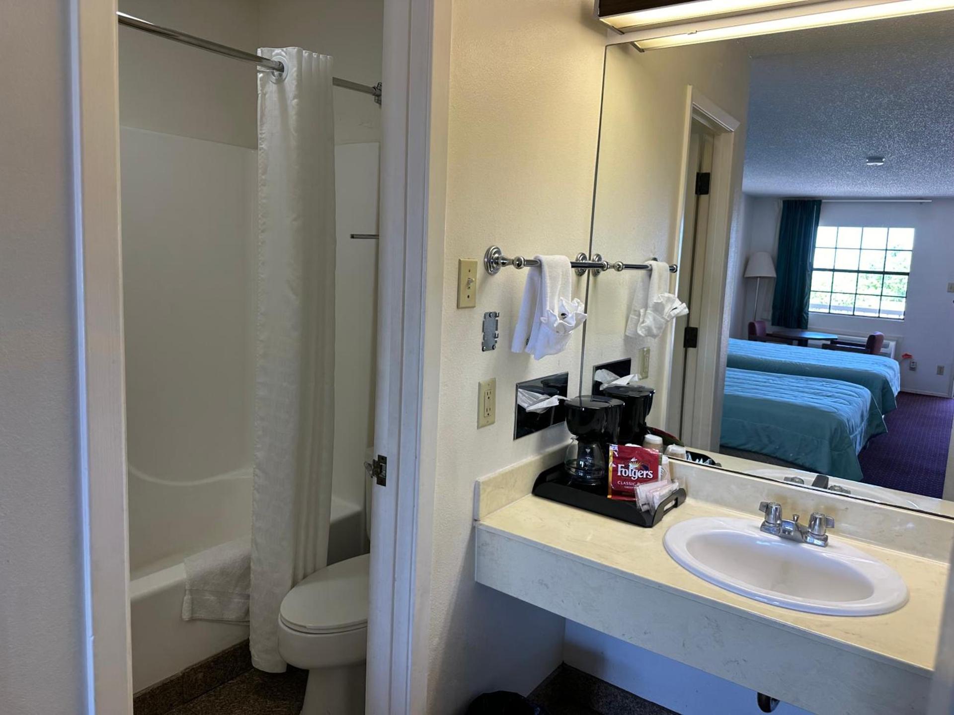 Windcrest Inn and Suites photo 16