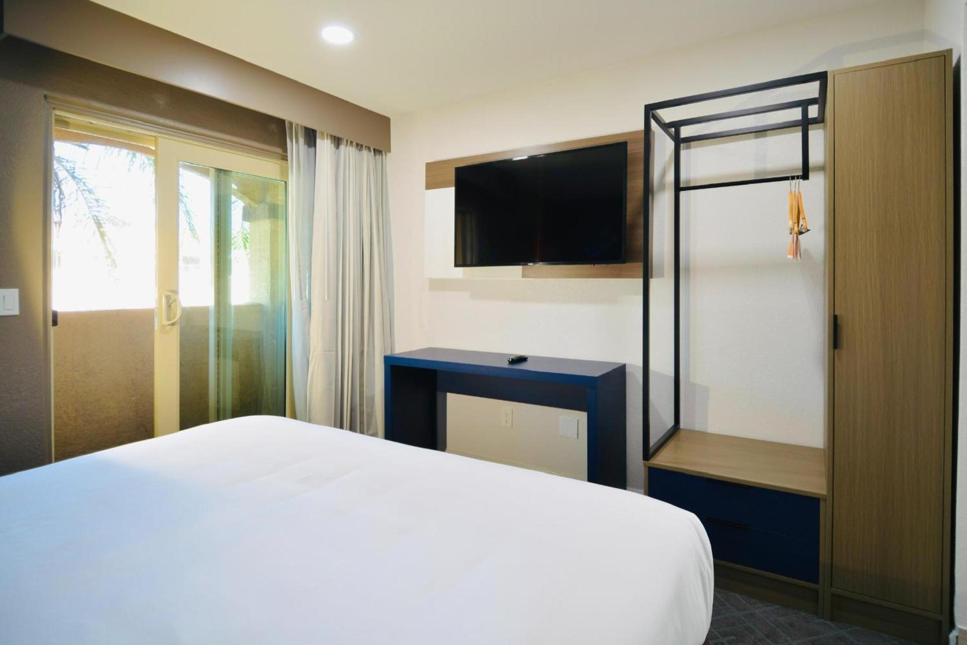 Comfort Inn & Suites Moreno Valley near March Air Reserve Base photo 54