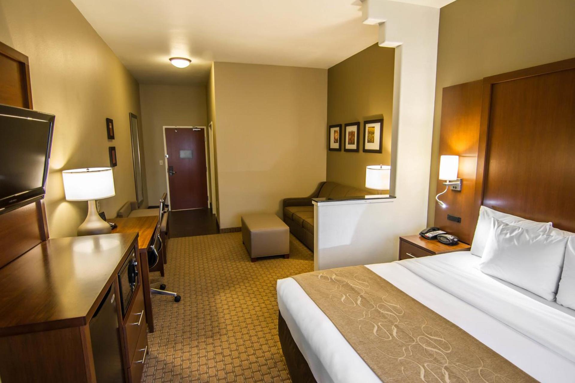 Comfort Suites Marshall photo 17