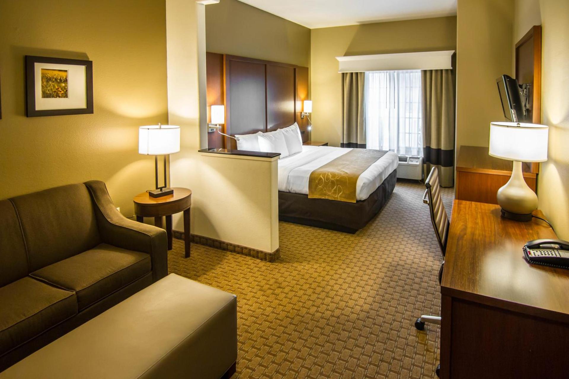 Comfort Suites Marshall photo 18
