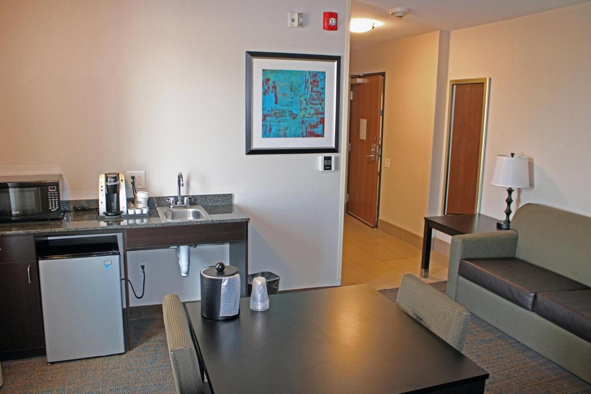 Holiday Inn Express & Suites Bakersfield Airport by IHG photo 9