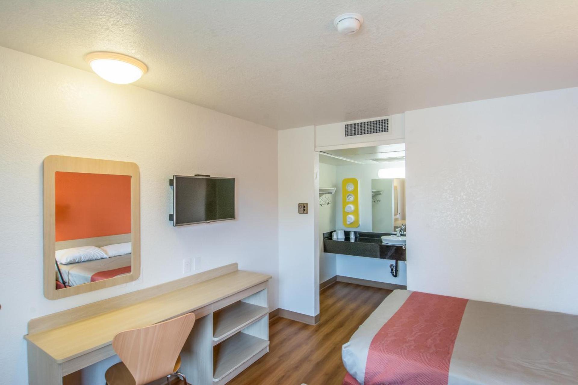 Motel 6-Redding, CA - North photo 7