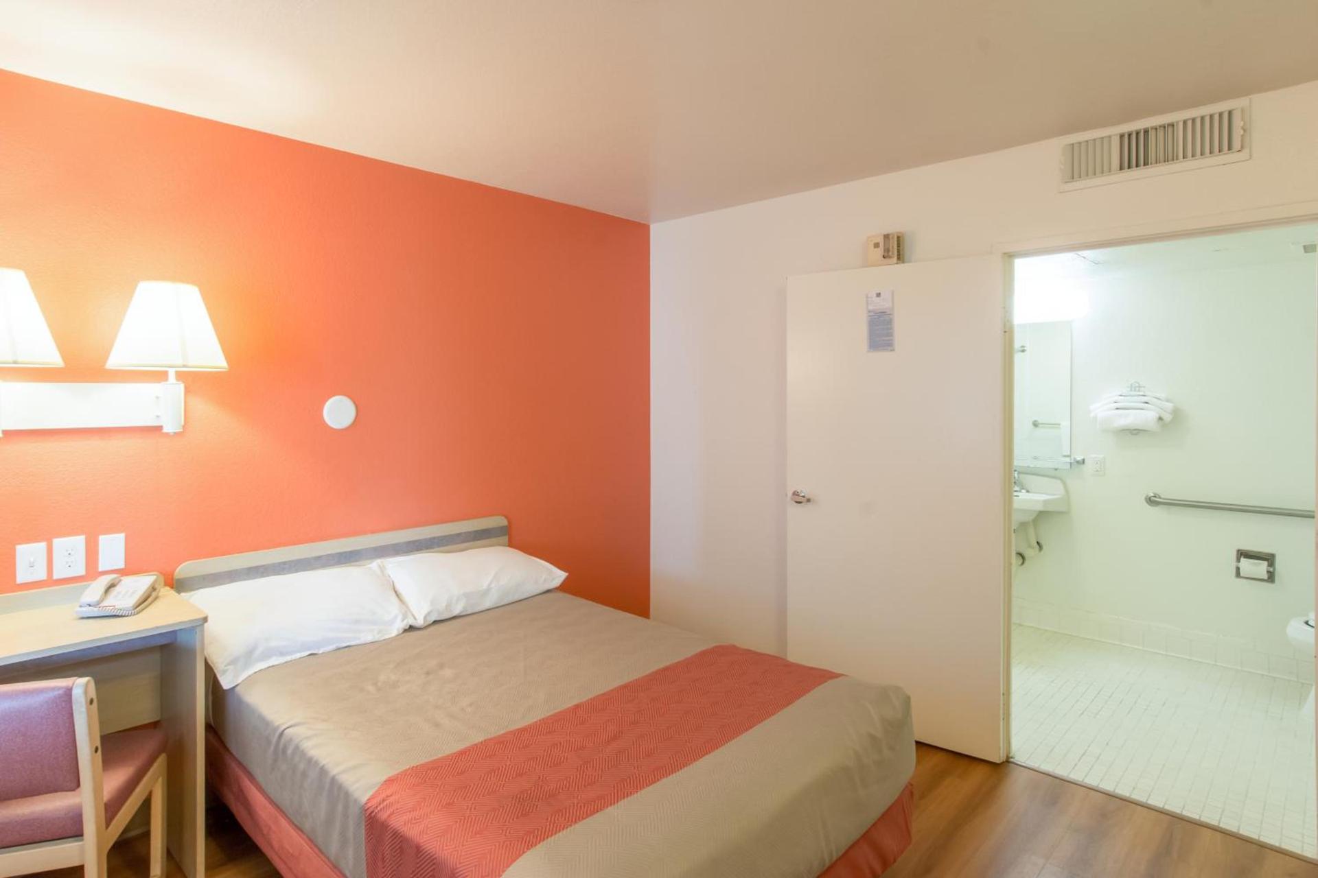 Motel 6-Redding, CA - North photo 3
