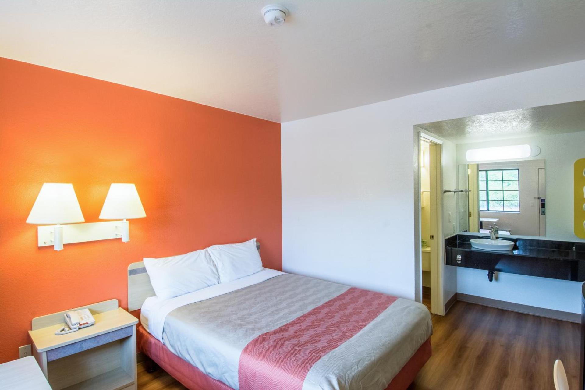 Motel 6-Redding, CA - North photo 10