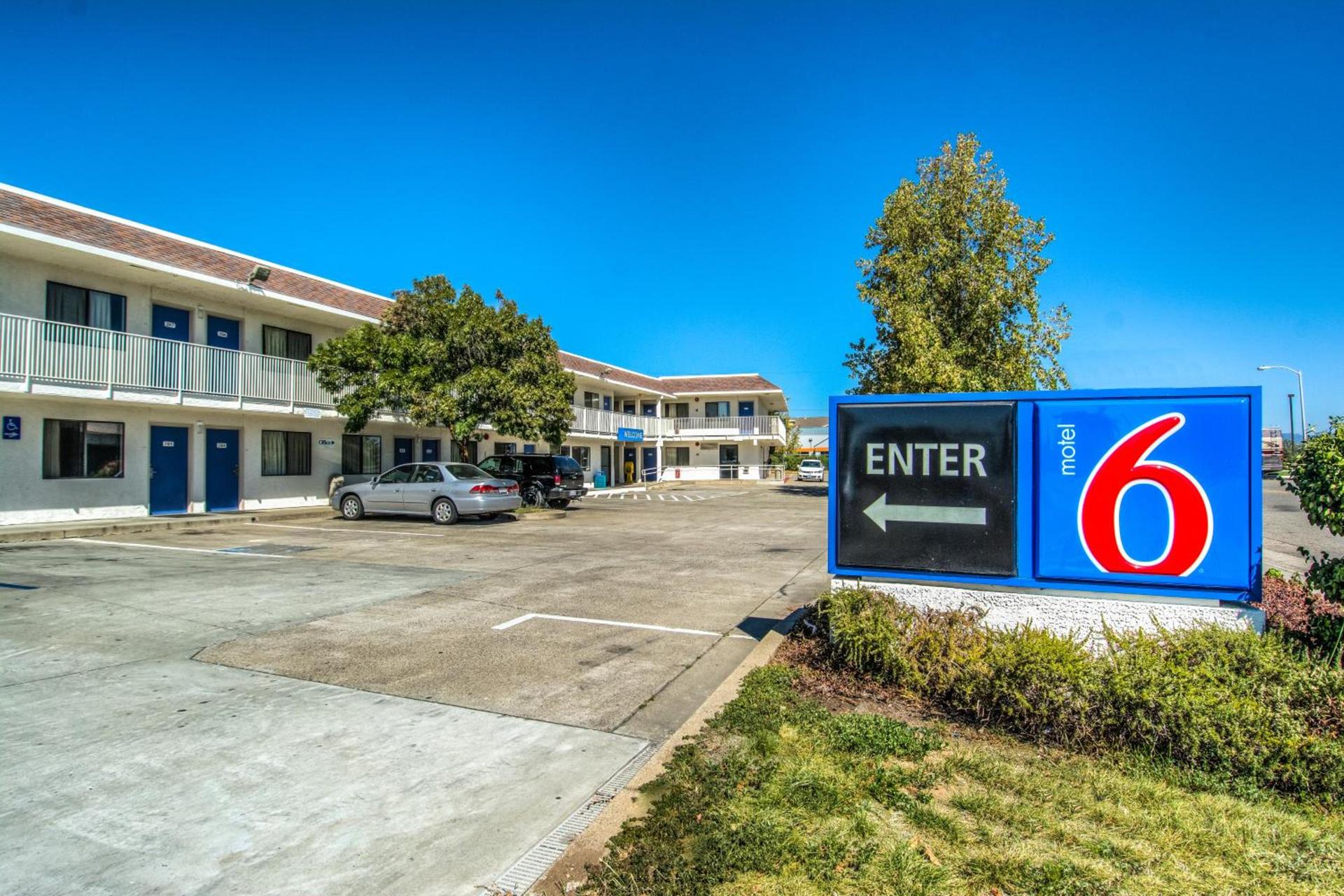 Motel 6-Redding, CA - North photo 2