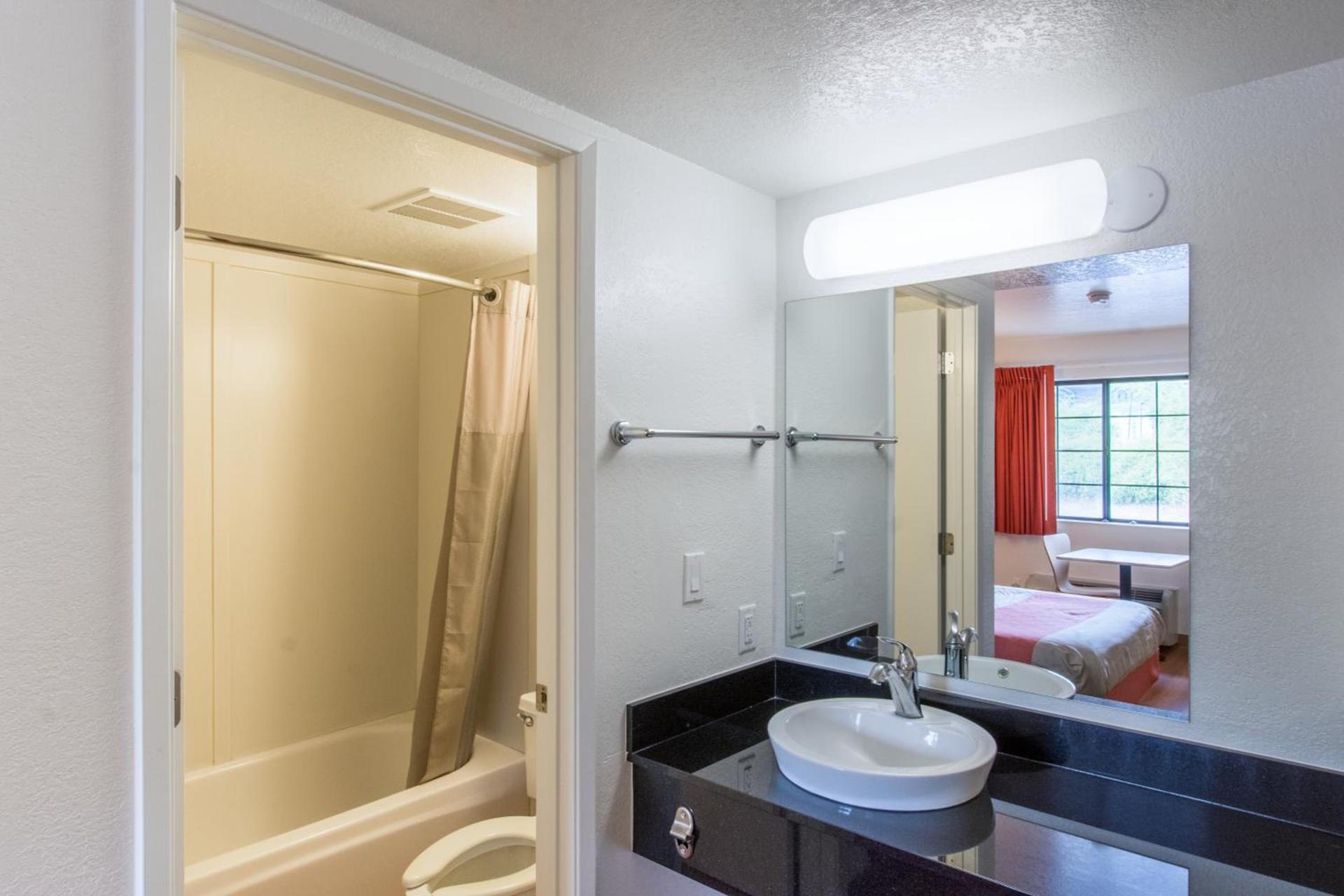 Motel 6-Redding, CA - North photo 29